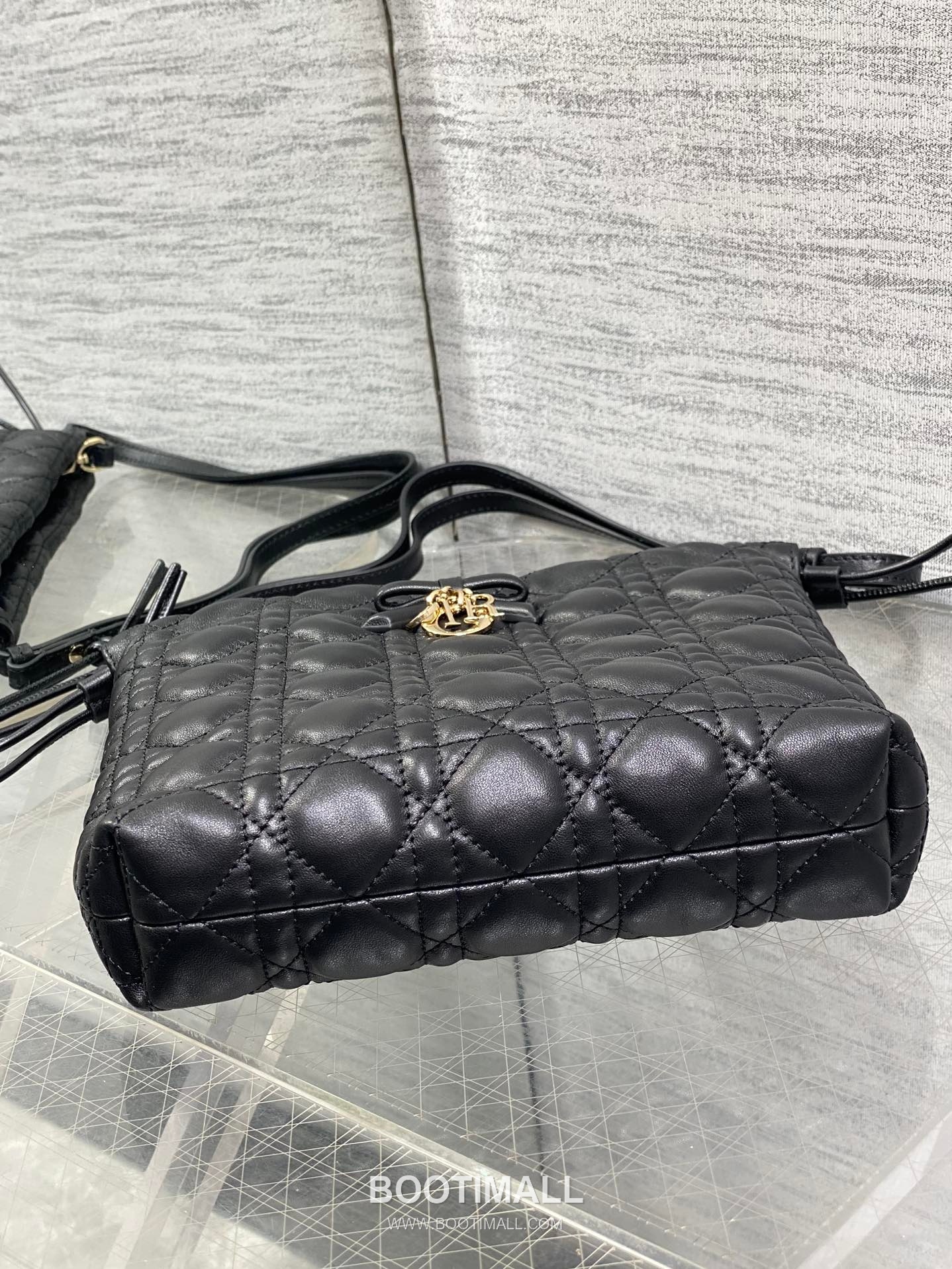 Dior Adiorable Lambskin Quilted Drawstring Bucket Bag with Bow Charm 디올 아디오러블 램스킨 퀼팅 보우 참 드로스트링 버킷백 블랙 20cm 8