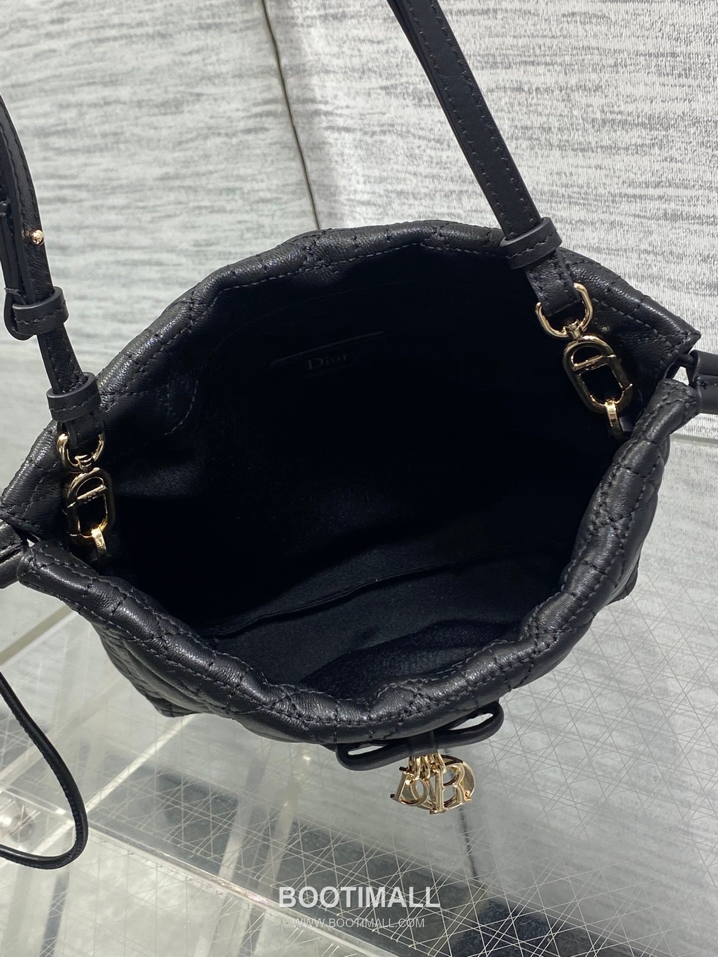 Dior Adiorable Lambskin Quilted Drawstring Bucket Bag with Bow Charm 디올 아디오러블 램스킨 퀼팅 보우 참 드로스트링 버킷백 블랙 20cm 9