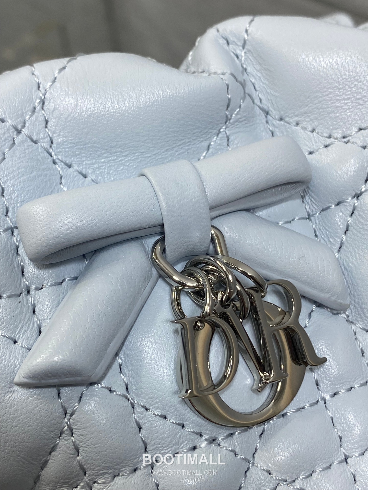 Dior Adiorable Lambskin Quilted Drawstring Bucket Bag with Bow Charm 디올 아디오러블 램스킨 퀼팅 보우 참 드로스트링 버킷백 블랙 20cm 4