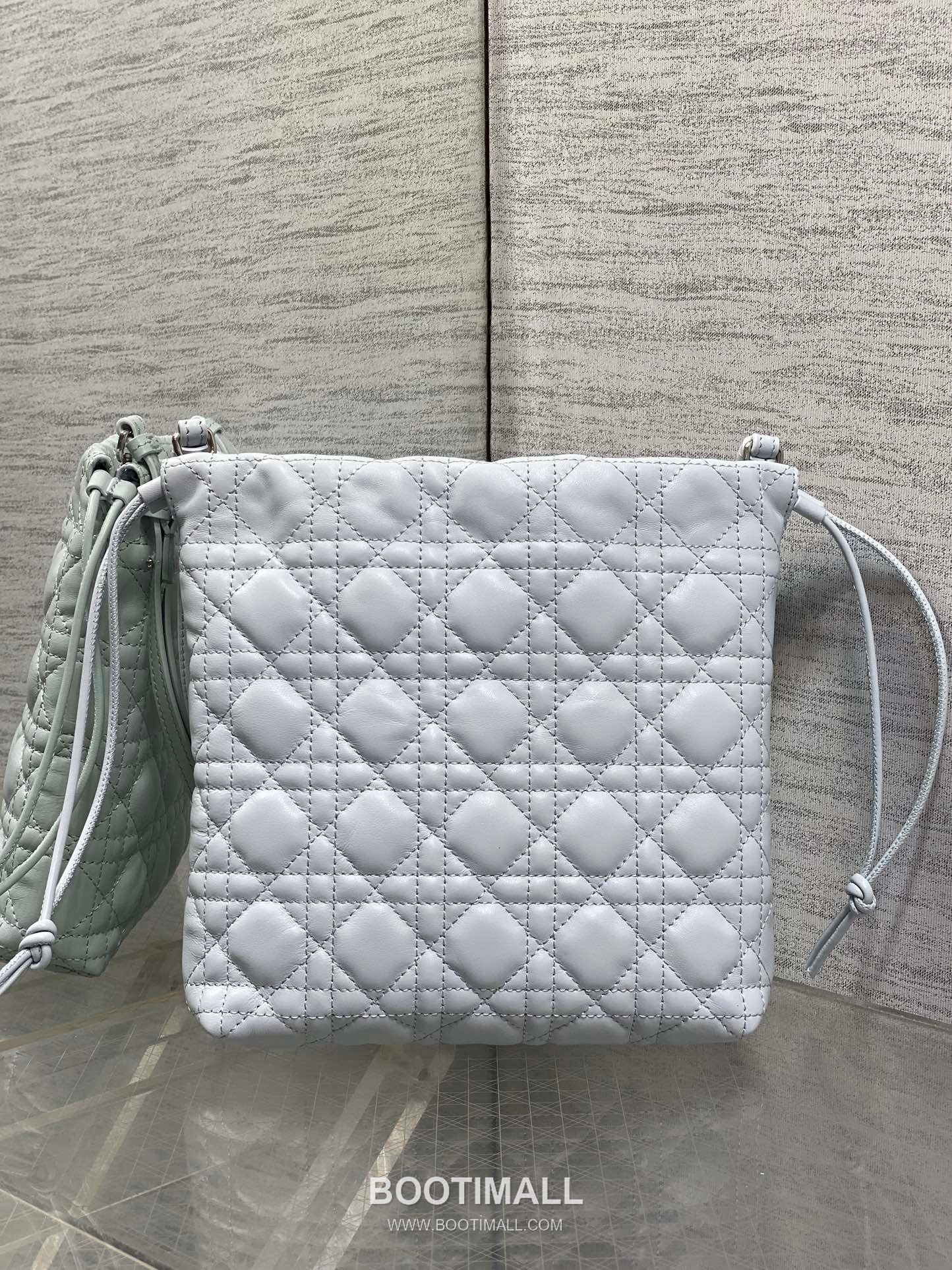 Dior Adiorable Lambskin Quilted Drawstring Bucket Bag with Bow Charm 디올 아디오러블 램스킨 퀼팅 보우 참 드로스트링 버킷백 블랙 20cm 5