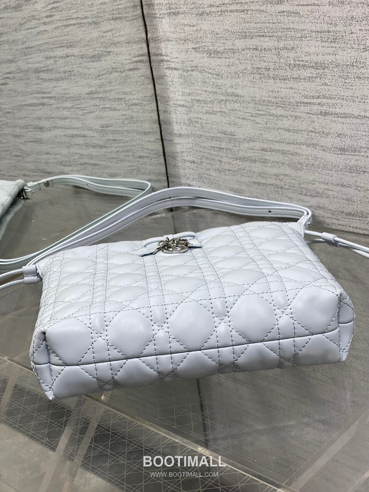 Dior Adiorable Lambskin Quilted Drawstring Bucket Bag with Bow Charm 디올 아디오러블 램스킨 퀼팅 보우 참 드로스트링 버킷백 블랙 20cm 8