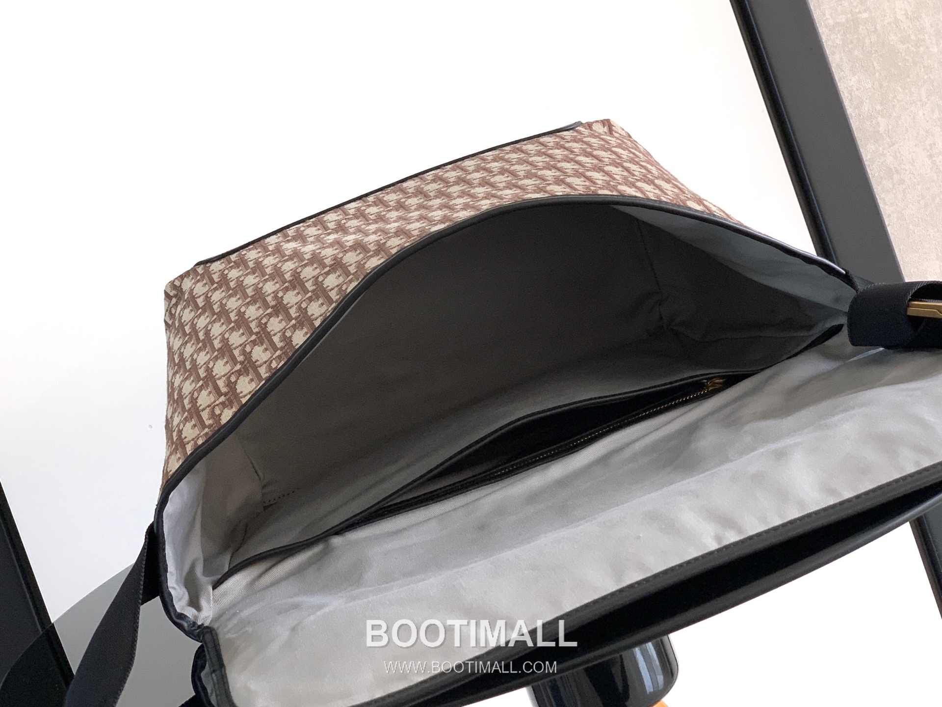 Dior Jett Oblique Canvas Messenger Bag with CD Buckle Flap 디올 제트 오블리크 캔버스 CD 버클 플랩 메신저백 브라운 1DBME210YUS 48cm 8