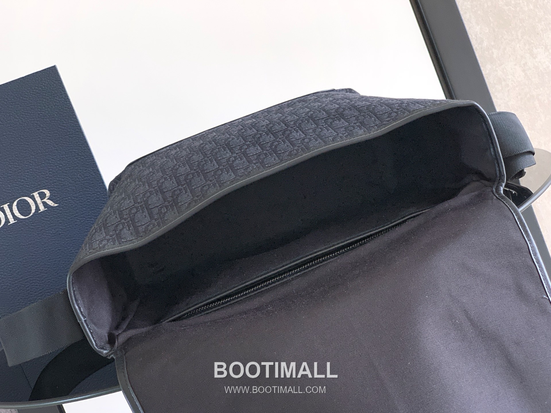 Dior Jett Oblique Canvas Messenger Bag with CD Buckle Flap 디올 제트 오블리크 캔버스 CD 버클 플랩 메신저백 블랙 1DBME214 31cm 8