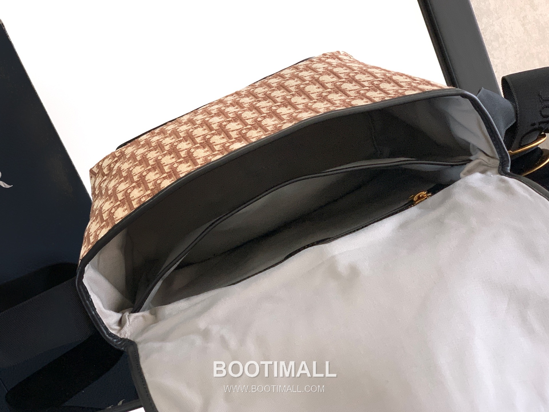 Dior Jett Oblique Canvas Messenger Bag with CD Buckle Flap 디올 제트 오블리크 캔버스 CD 버클 플랩 메신저백 블랙 1DBPO458YUS 27cm 8