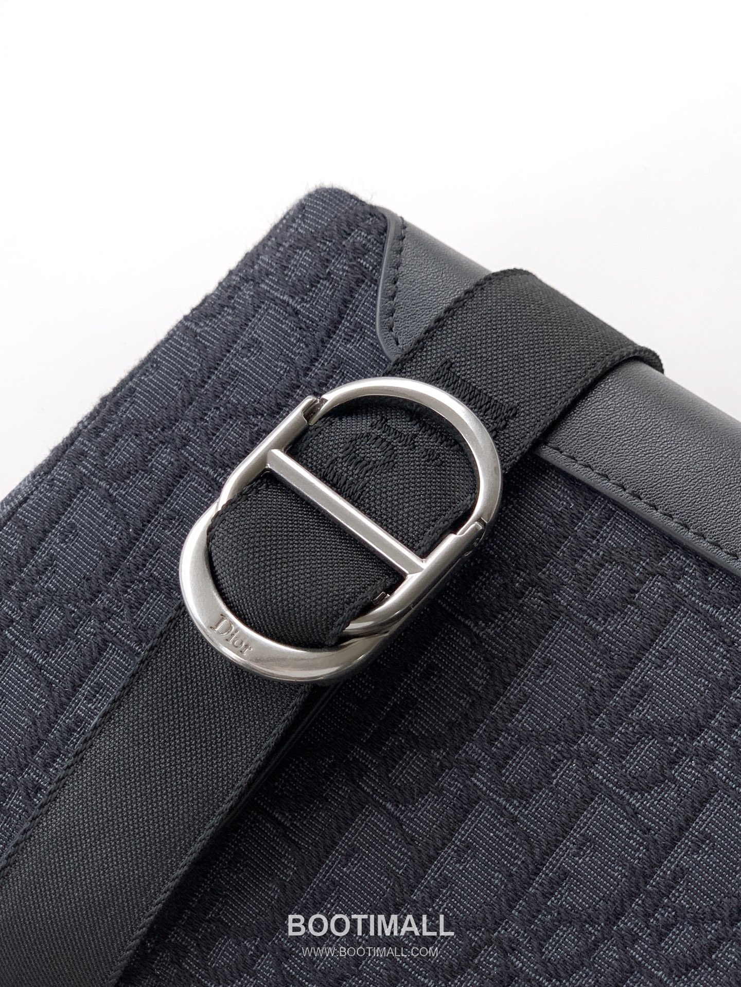 Dior Jett Oblique Canvas Messenger Bag with CD Buckle Flap 디올 제트 오블리크 캔버스 CD 버클 플랩 메신저백 블랙 2DBCA627YUS 20cm 7