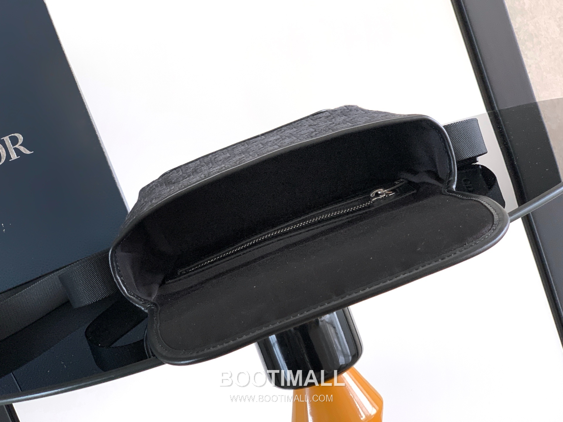 Dior Jett Oblique Canvas Messenger Bag with CD Buckle Flap 디올 제트 오블리크 캔버스 CD 버클 플랩 메신저백 블랙 2DBCA627YUS 20cm 8