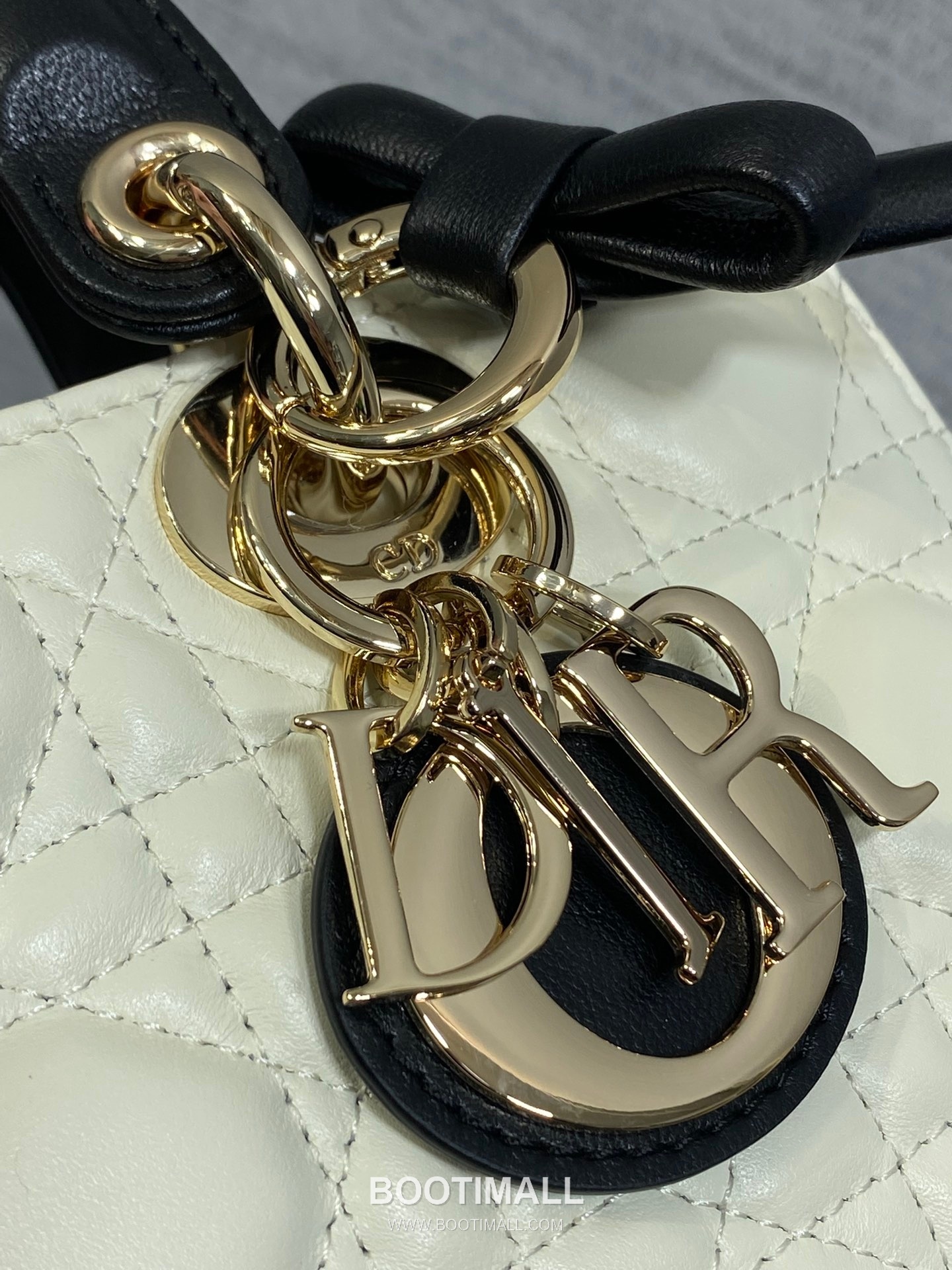 Dior D-Joy Lambskin Quilted Top Handle Bag with Bow Charm Double Strap 디올 디조이 램스킨 퀼팅 보우 참 더블 스트랩 탑핸들백 블랙 22cm 5