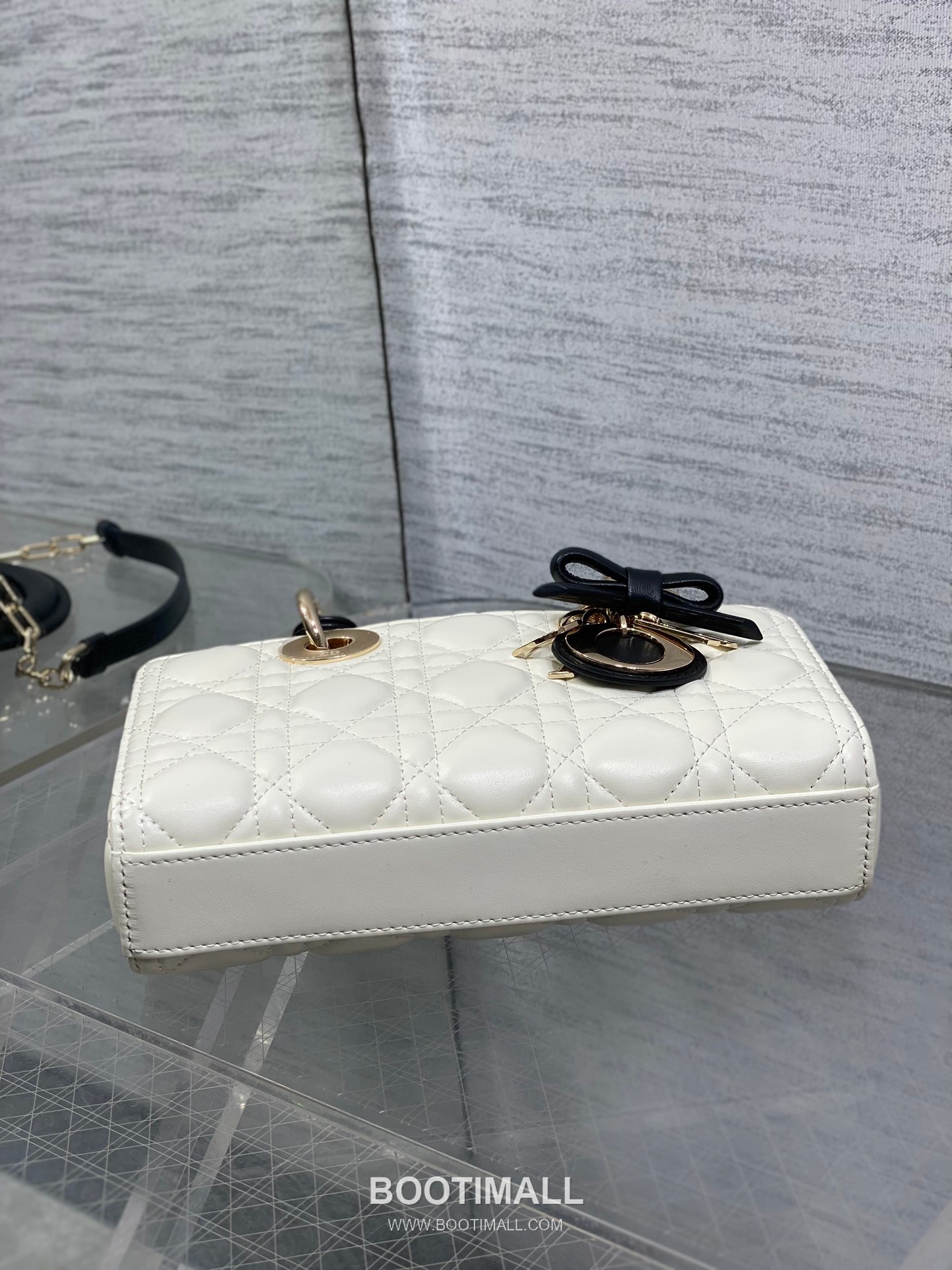 Dior D-Joy Lambskin Quilted Top Handle Bag with Bow Charm Double Strap 디올 디조이 램스킨 퀼팅 보우 참 더블 스트랩 탑핸들백 블랙 22cm 9
