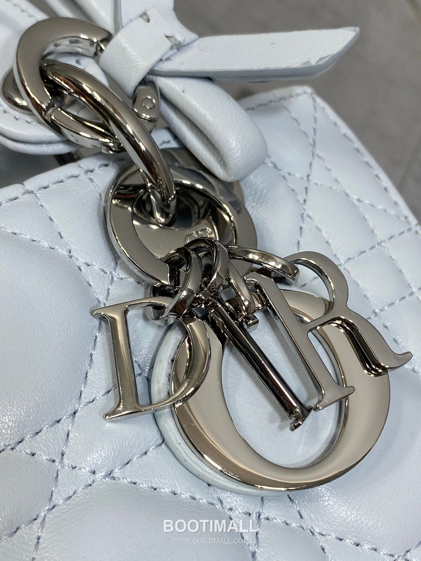Dior D-Joy Lambskin Quilted Top Handle Bag with Bow Charm Double Strap 디올 디조이 램스킨 퀼팅 보우 참 더블 스트랩 탑핸들백 블랙 22cm 4