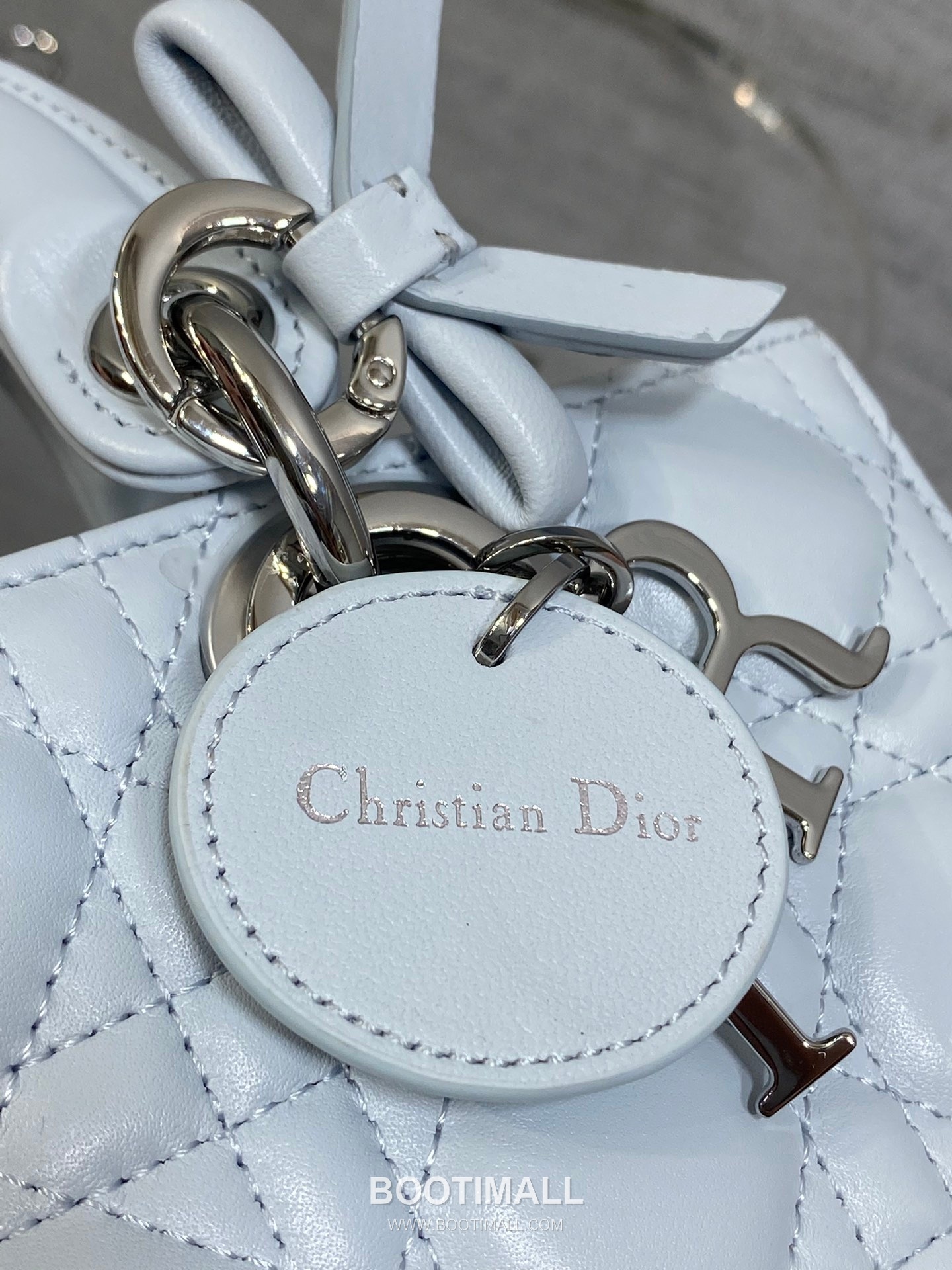 Dior D-Joy Lambskin Quilted Top Handle Bag with Bow Charm Double Strap 디올 디조이 램스킨 퀼팅 보우 참 더블 스트랩 탑핸들백 블랙 22cm 15