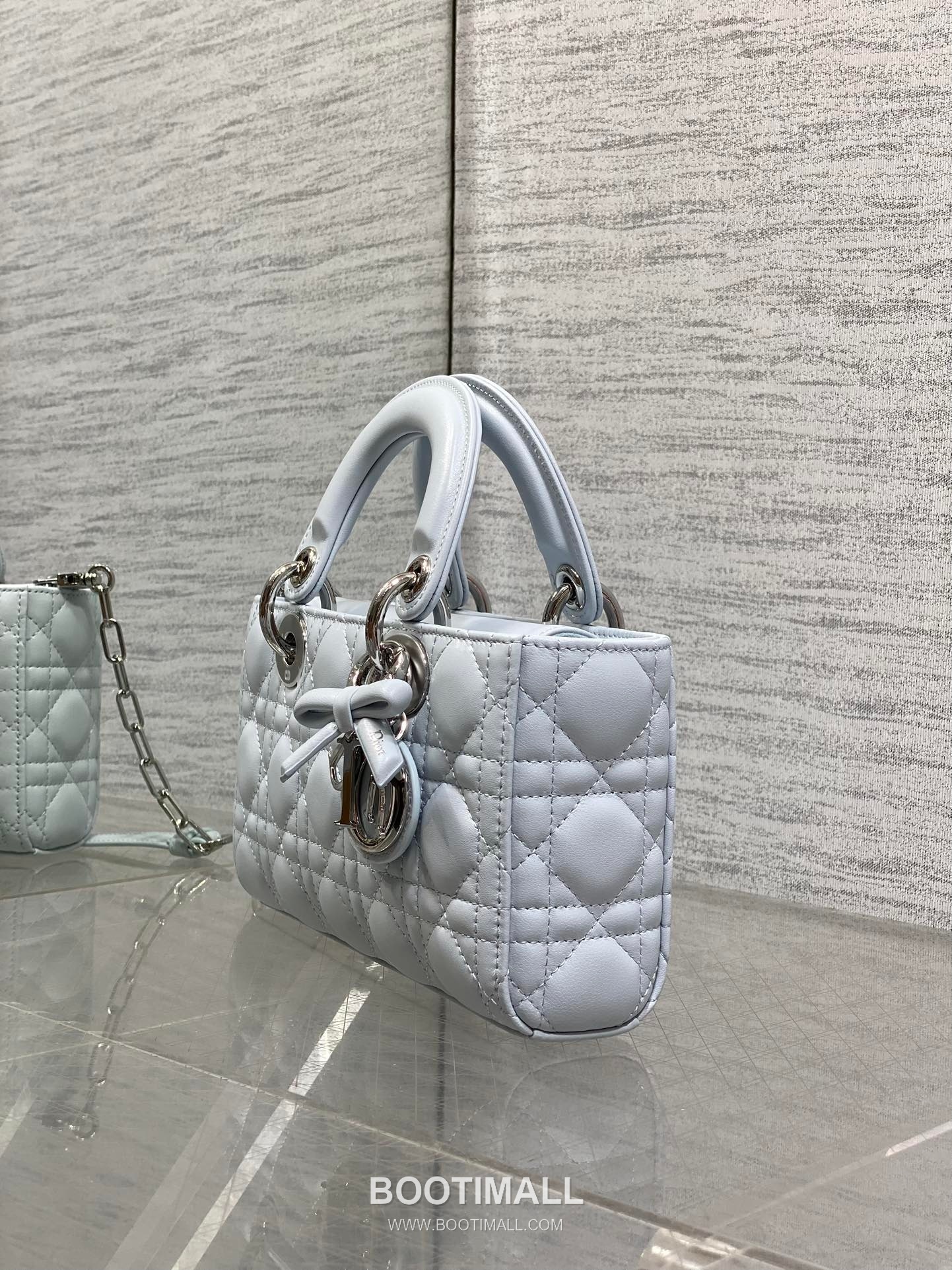 Dior D-Joy Lambskin Quilted Top Handle Bag with Bow Charm Double Strap 디올 디조이 램스킨 퀼팅 보우 참 더블 스트랩 탑핸들백 블랙 22cm 17