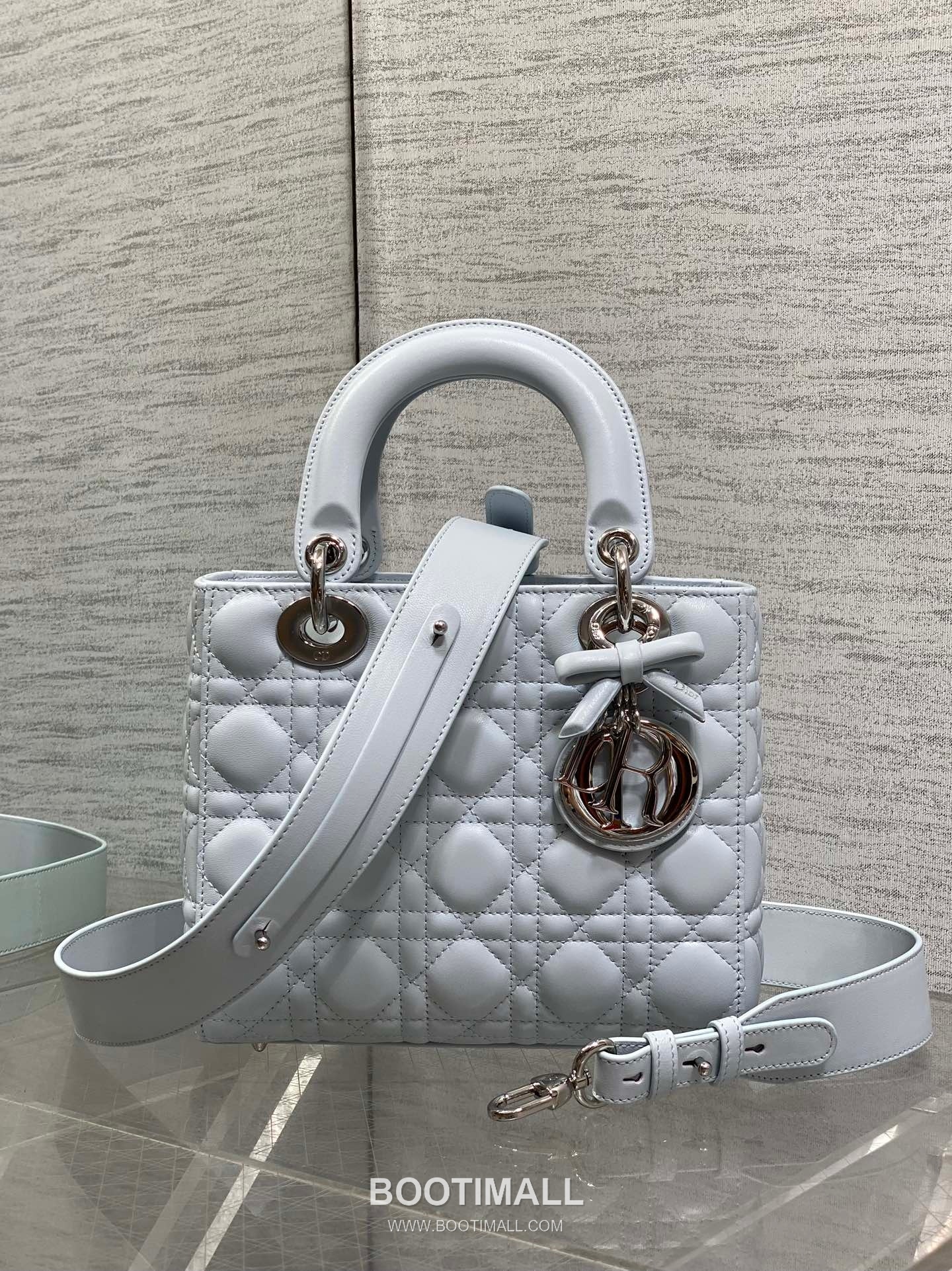 Dior Lady Dior Lambskin Quilted Top Handle Bag with Bow Charm Letter Strap 디올 레이디디올 램스킨 퀼팅 보우 참 레터 스트랩 탑핸들백 블랙 20cm 1