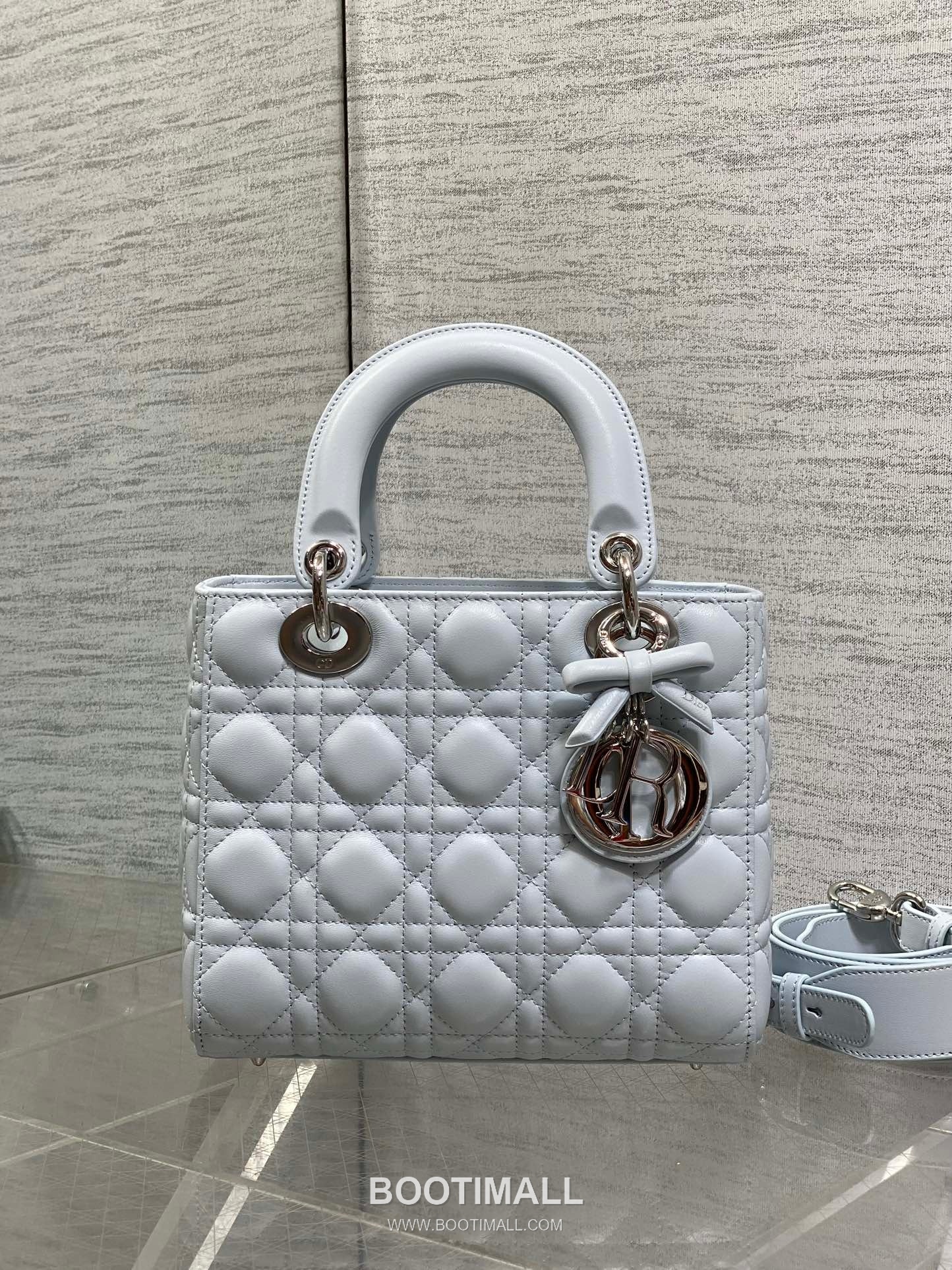 Dior Lady Dior Lambskin Quilted Top Handle Bag with Bow Charm Letter Strap 디올 레이디디올 램스킨 퀼팅 보우 참 레터 스트랩 탑핸들백 블랙 20cm 2