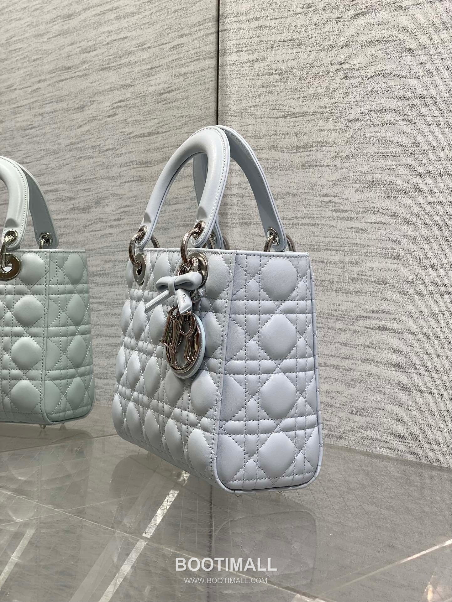 Dior Lady Dior Lambskin Quilted Top Handle Bag with Bow Charm Letter Strap 디올 레이디디올 램스킨 퀼팅 보우 참 레터 스트랩 탑핸들백 블랙 20cm 6