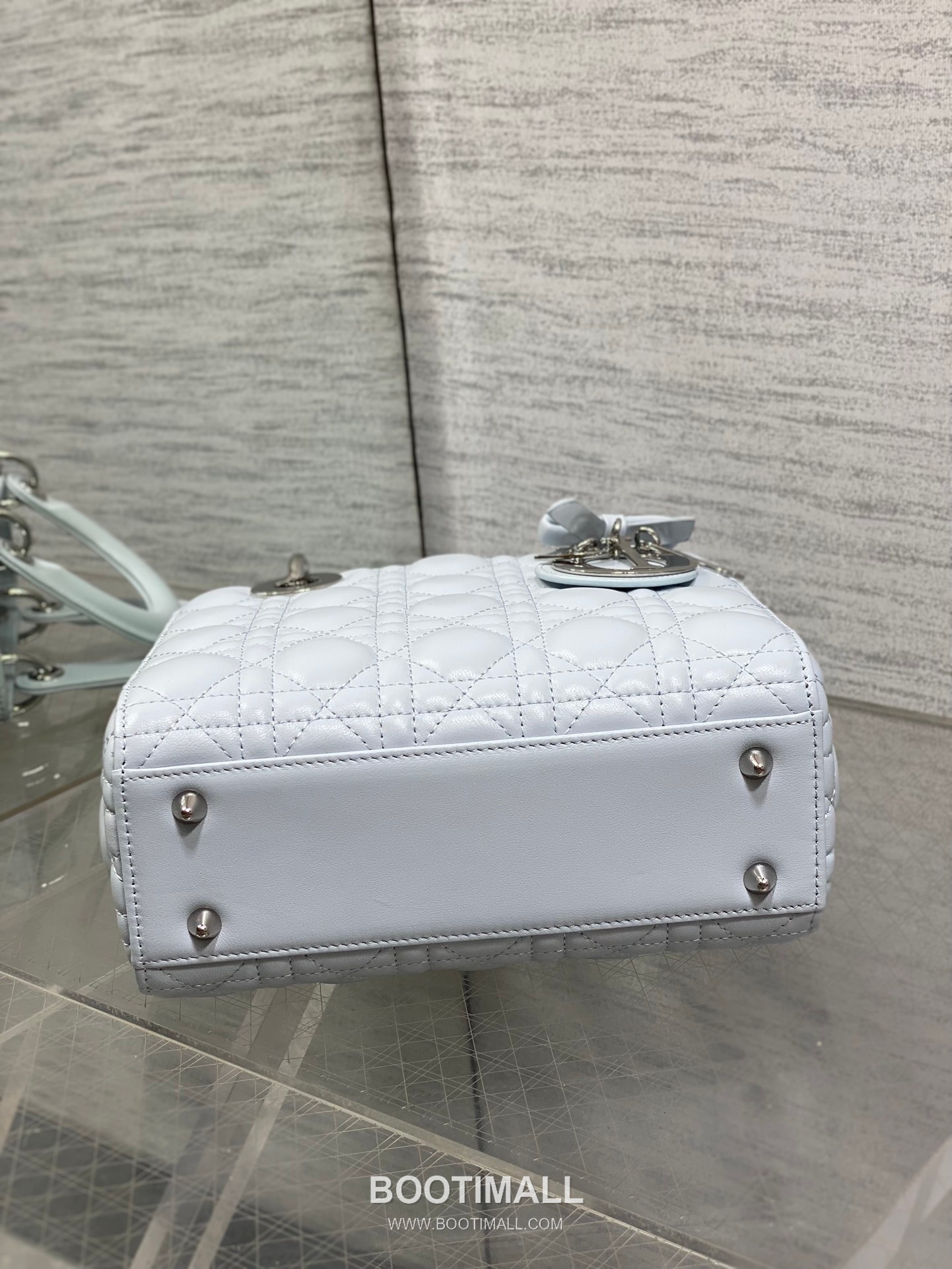 Dior Lady Dior Lambskin Quilted Top Handle Bag with Bow Charm Letter Strap 디올 레이디디올 램스킨 퀼팅 보우 참 레터 스트랩 탑핸들백 블랙 20cm 7