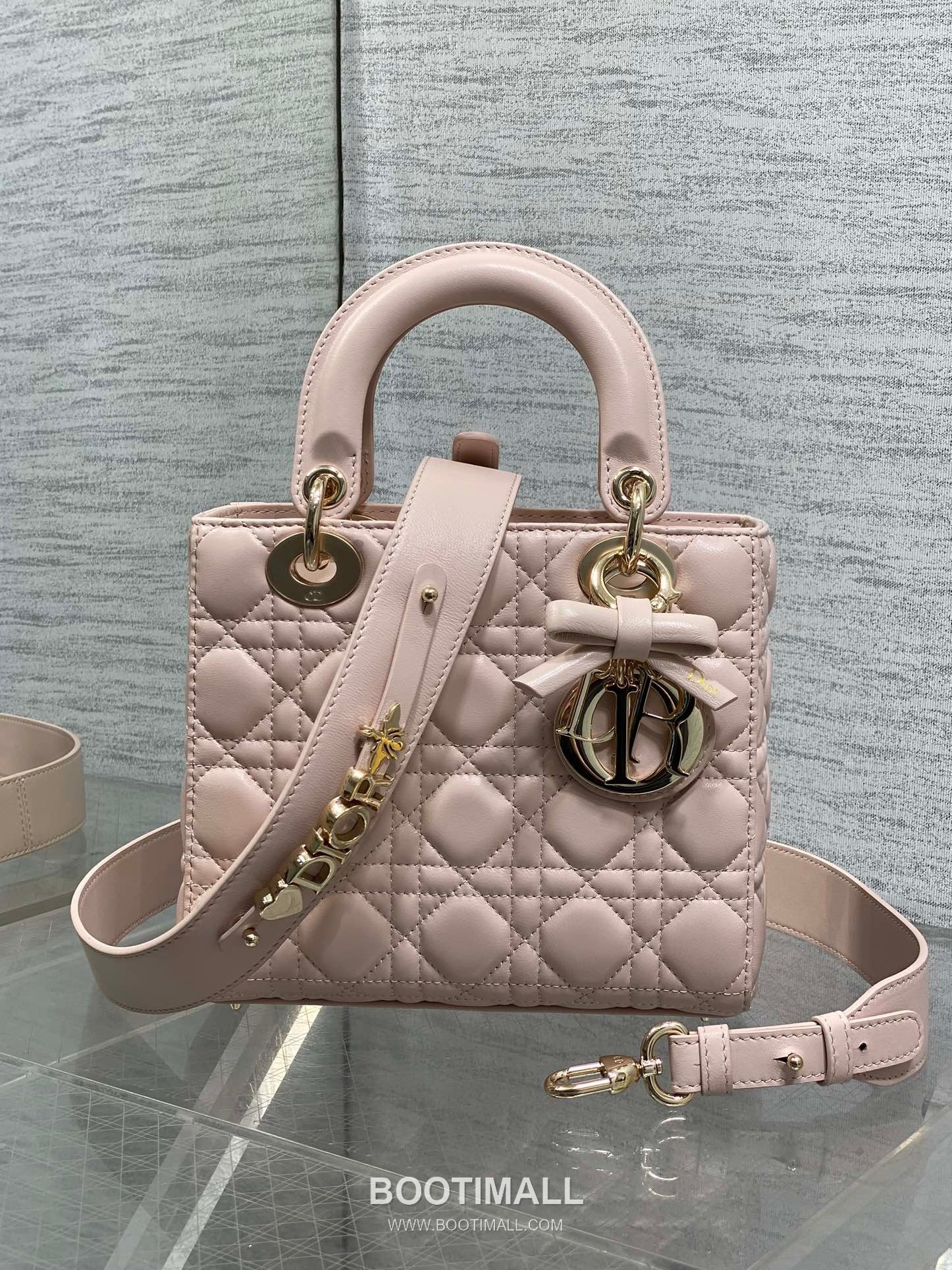 Dior Lady Dior Lambskin Quilted Top Handle Bag with Bow Charm Letter Strap 디올 레이디디올 램스킨 퀼팅 보우 참 레터 스트랩 탑핸들백 블랙 20cm 1