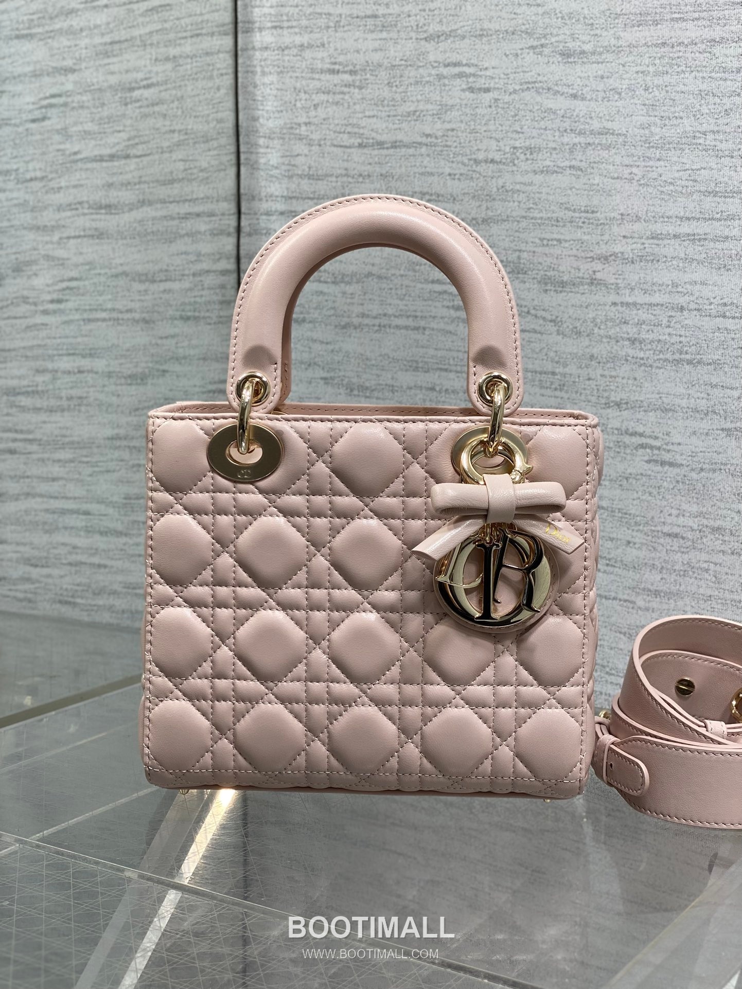 Dior Lady Dior Lambskin Quilted Top Handle Bag with Bow Charm Letter Strap 디올 레이디디올 램스킨 퀼팅 보우 참 레터 스트랩 탑핸들백 블랙 20cm 2