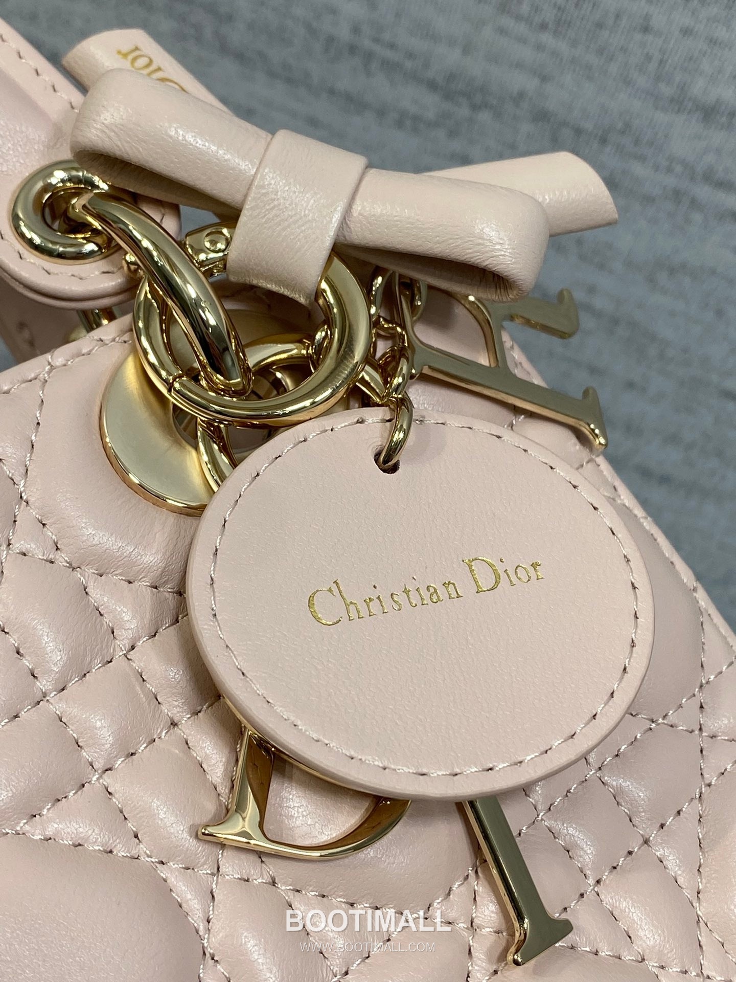 Dior Lady Dior Lambskin Quilted Top Handle Bag with Bow Charm Letter Strap 디올 레이디디올 램스킨 퀼팅 보우 참 레터 스트랩 탑핸들백 블랙 20cm 4