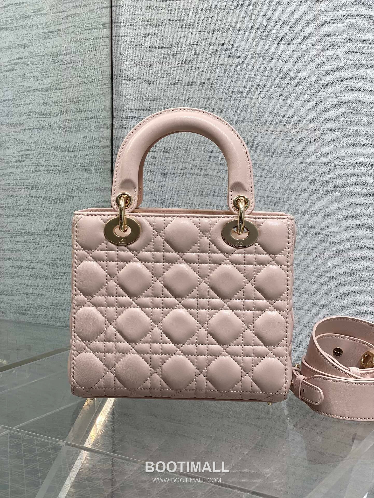Dior Lady Dior Lambskin Quilted Top Handle Bag with Bow Charm Letter Strap 디올 레이디디올 램스킨 퀼팅 보우 참 레터 스트랩 탑핸들백 블랙 20cm 5