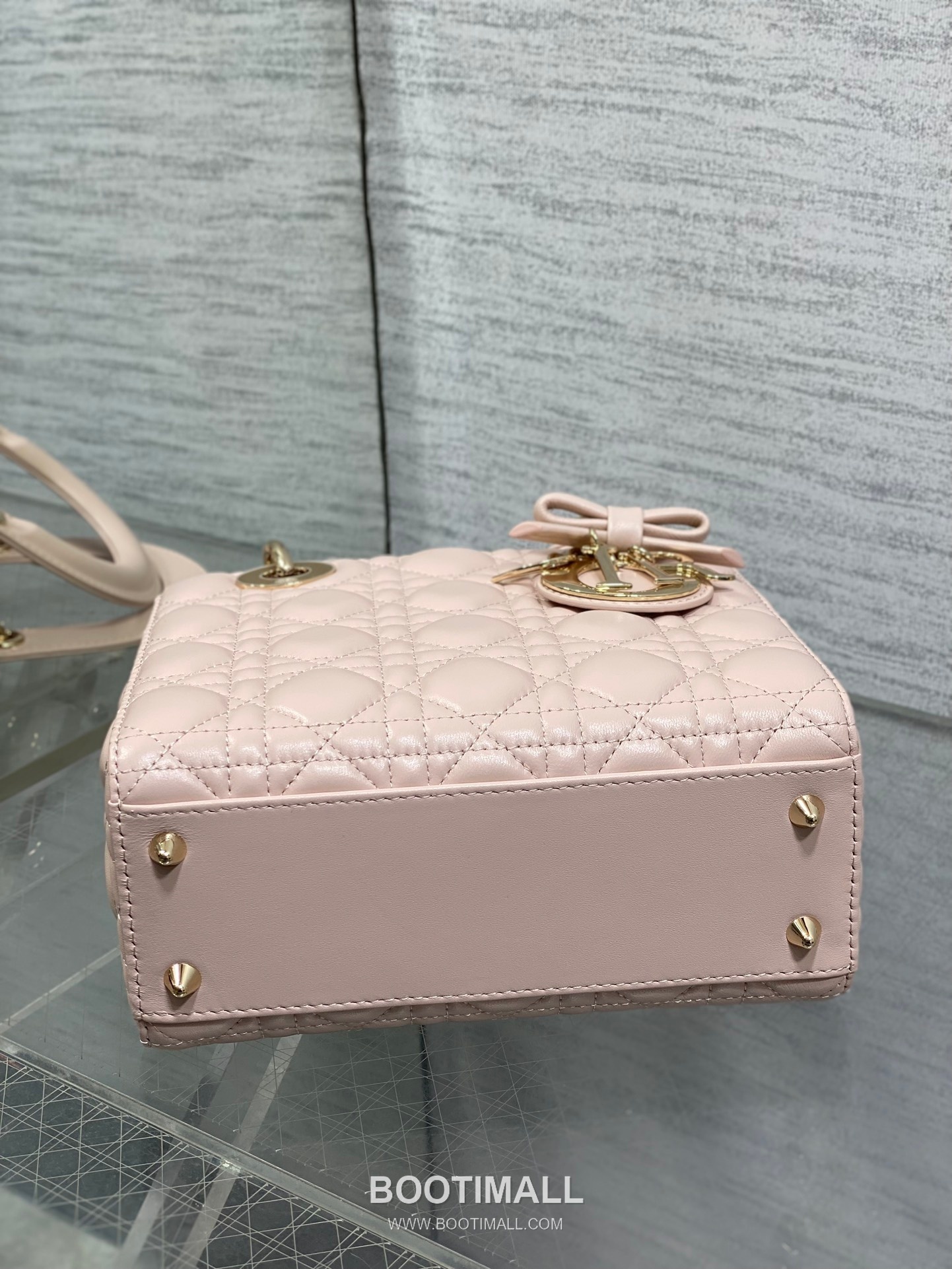 Dior Lady Dior Lambskin Quilted Top Handle Bag with Bow Charm Letter Strap 디올 레이디디올 램스킨 퀼팅 보우 참 레터 스트랩 탑핸들백 블랙 20cm 7