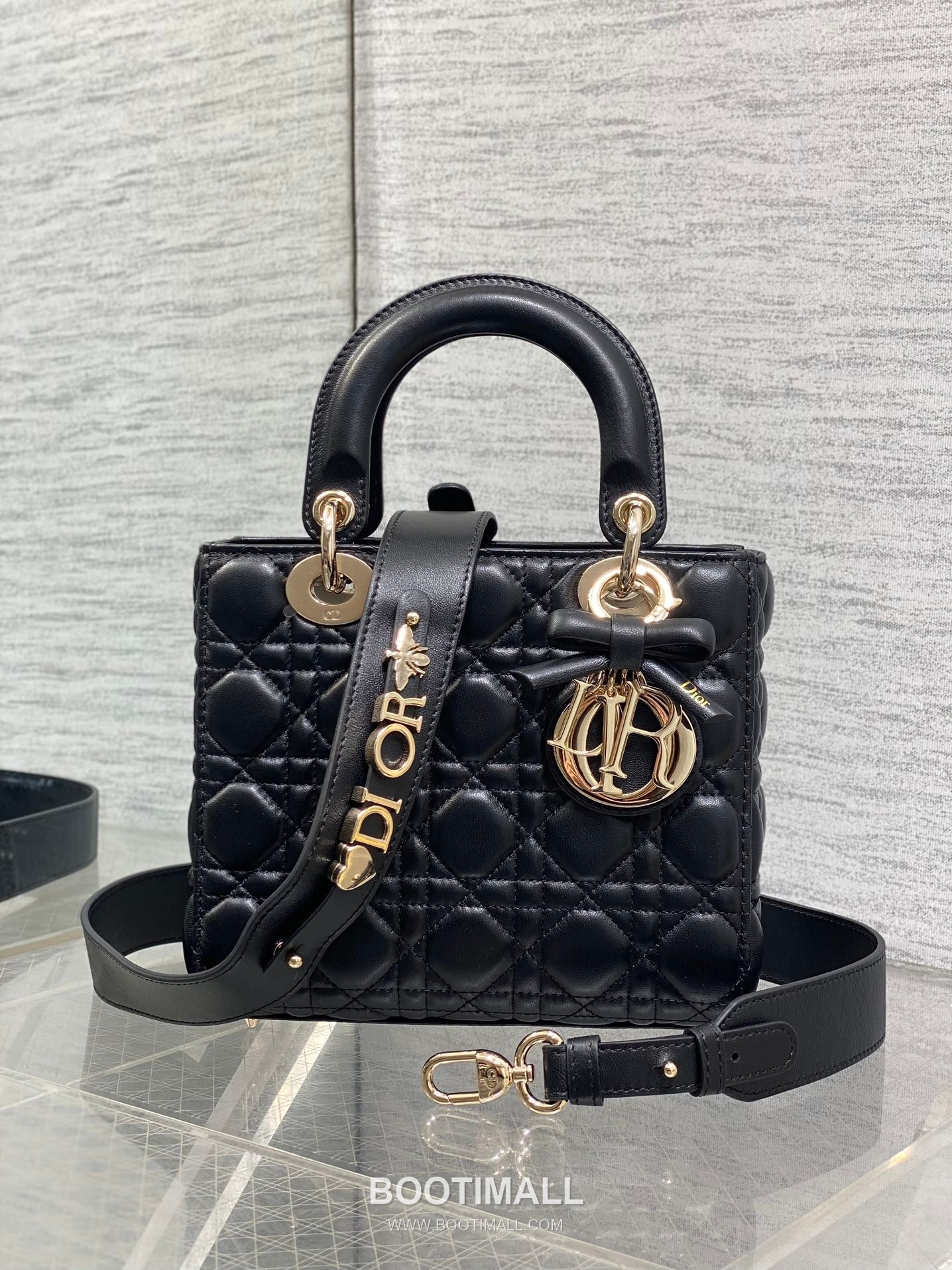 Dior Lady Dior Lambskin Quilted Top Handle Bag with Bow Charm Letter Strap 디올 레이디디올 램스킨 퀼팅 보우 참 레터 스트랩 탑핸들백 블랙 20cm 2