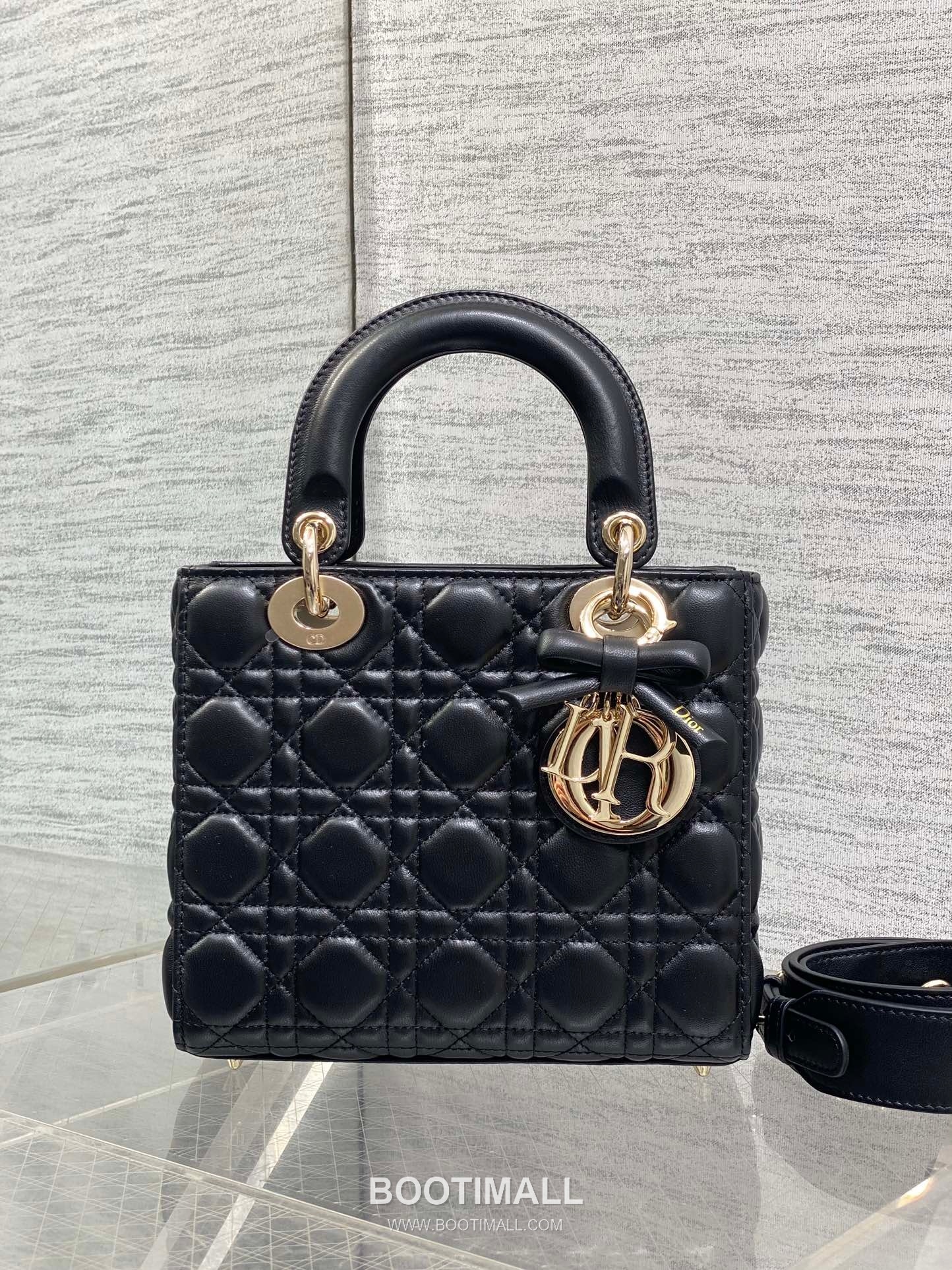 Dior Lady Dior Lambskin Quilted Top Handle Bag with Bow Charm Letter Strap 디올 레이디디올 램스킨 퀼팅 보우 참 레터 스트랩 탑핸들백 블랙 20cm 3