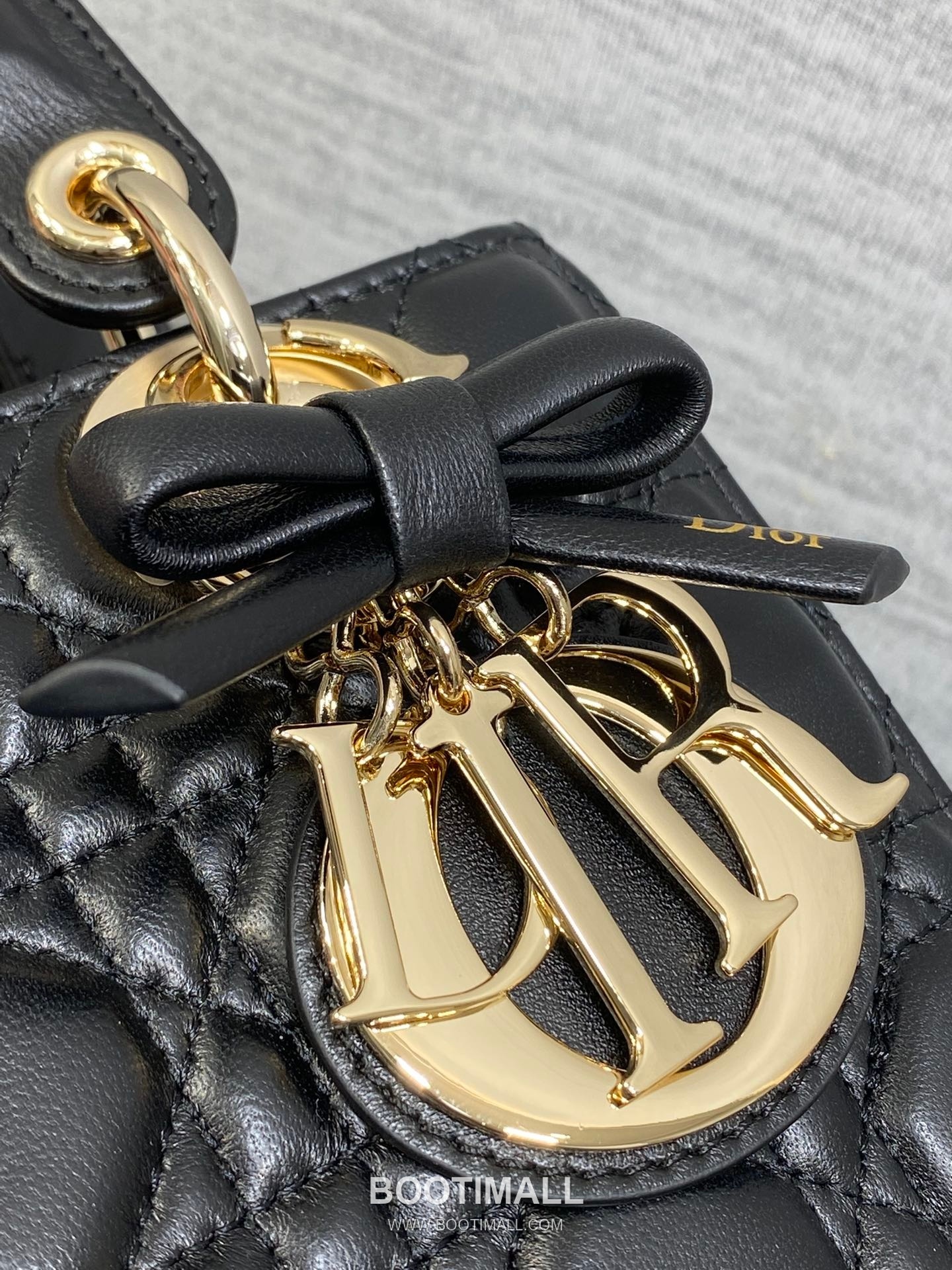 Dior Lady Dior Lambskin Quilted Top Handle Bag with Bow Charm Letter Strap 디올 레이디디올 램스킨 퀼팅 보우 참 레터 스트랩 탑핸들백 블랙 20cm 4