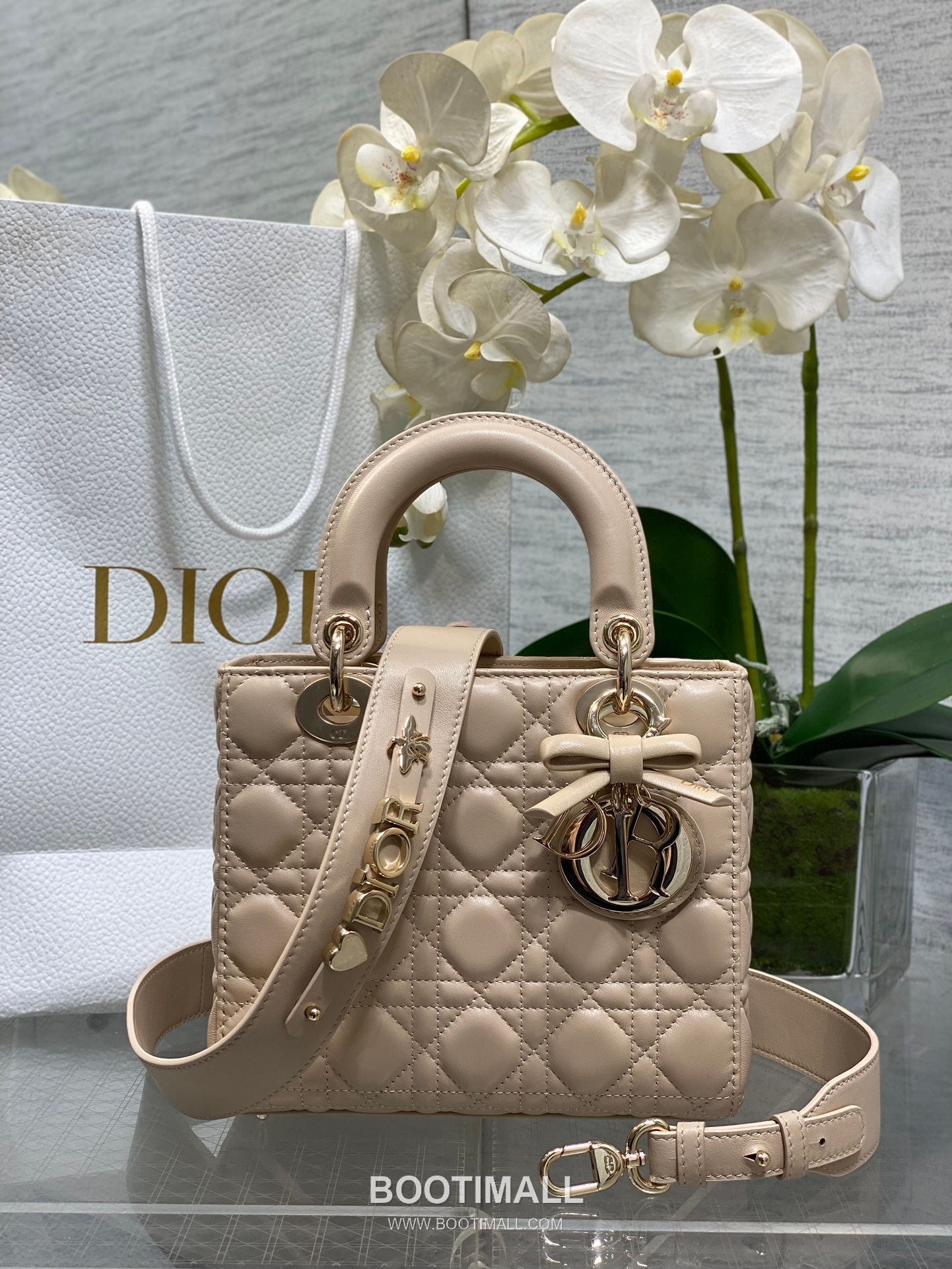 Dior Lady Dior Lambskin Quilted Top Handle Bag with Bow Charm Letter Strap 디올 레이디디올 램스킨 퀼팅 보우 참 레터 스트랩 탑핸들백 블랙 20cm 1