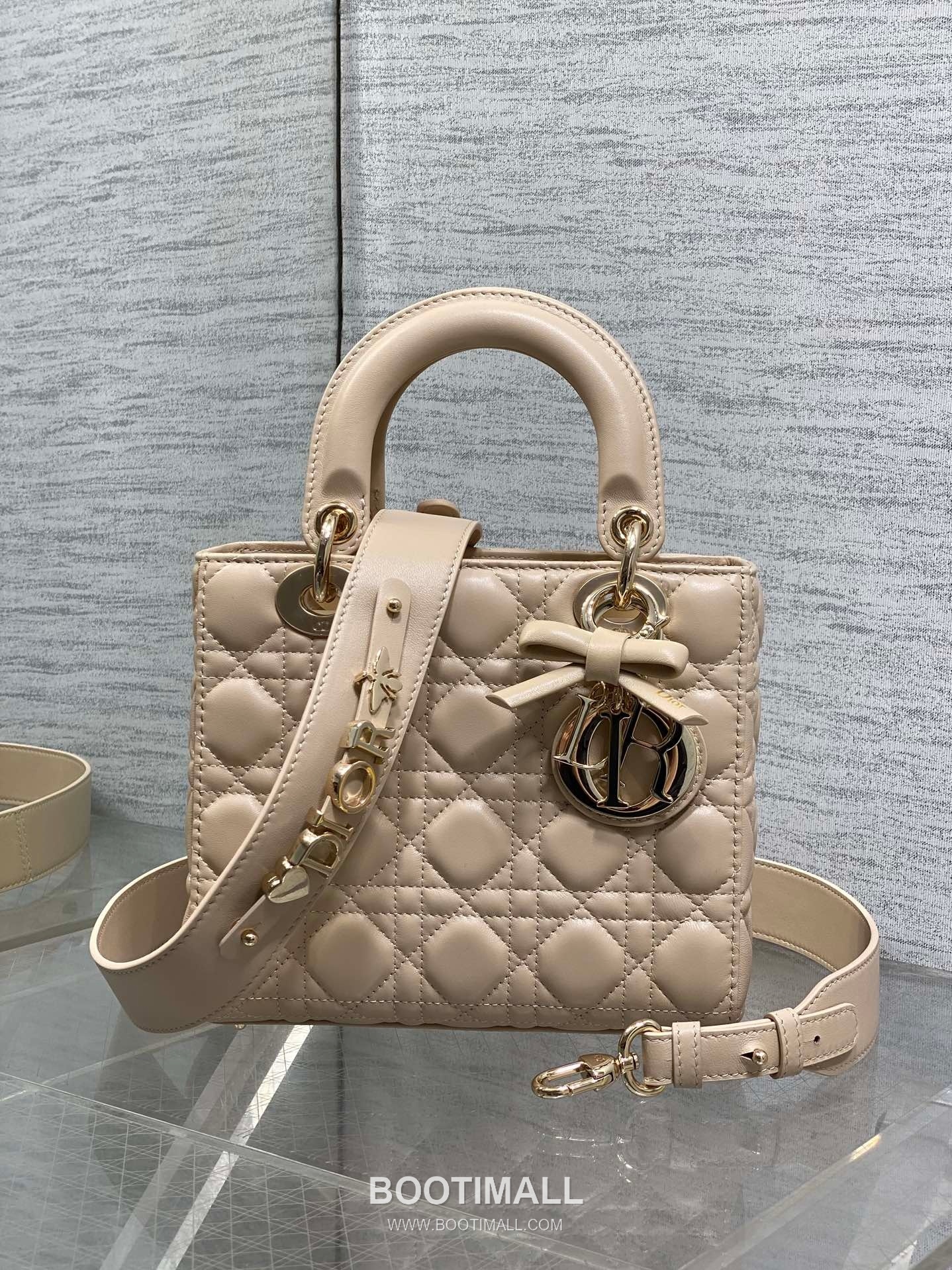 Dior Lady Dior Lambskin Quilted Top Handle Bag with Bow Charm Letter Strap 디올 레이디디올 램스킨 퀼팅 보우 참 레터 스트랩 탑핸들백 블랙 20cm 2