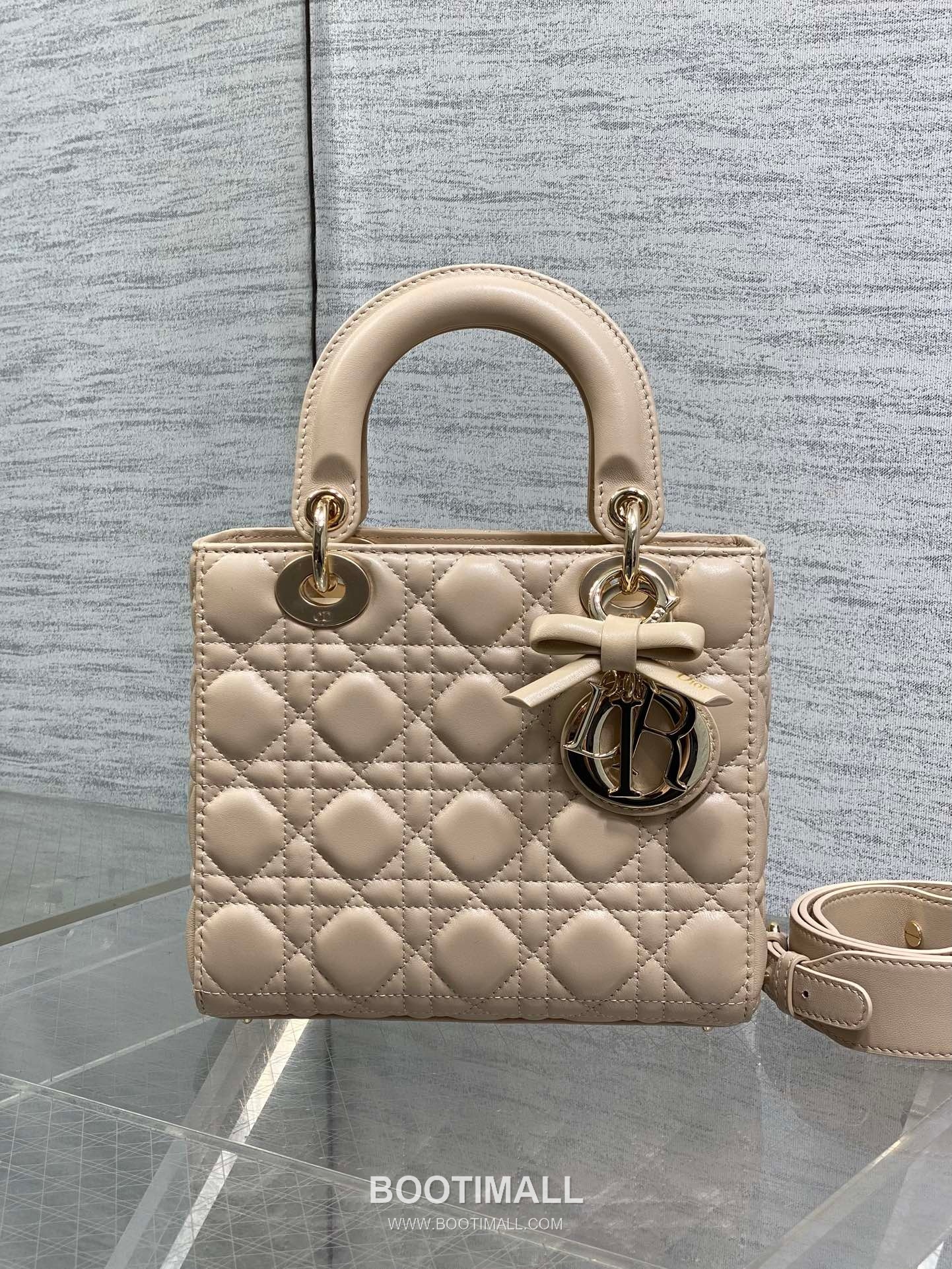 Dior Lady Dior Lambskin Quilted Top Handle Bag with Bow Charm Letter Strap 디올 레이디디올 램스킨 퀼팅 보우 참 레터 스트랩 탑핸들백 블랙 20cm 3