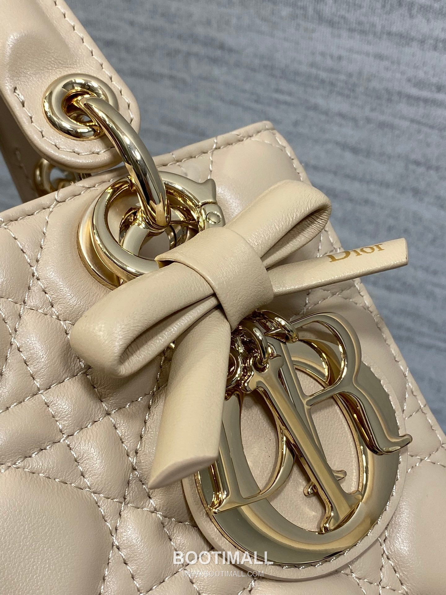 Dior Lady Dior Lambskin Quilted Top Handle Bag with Bow Charm Letter Strap 디올 레이디디올 램스킨 퀼팅 보우 참 레터 스트랩 탑핸들백 블랙 20cm 4