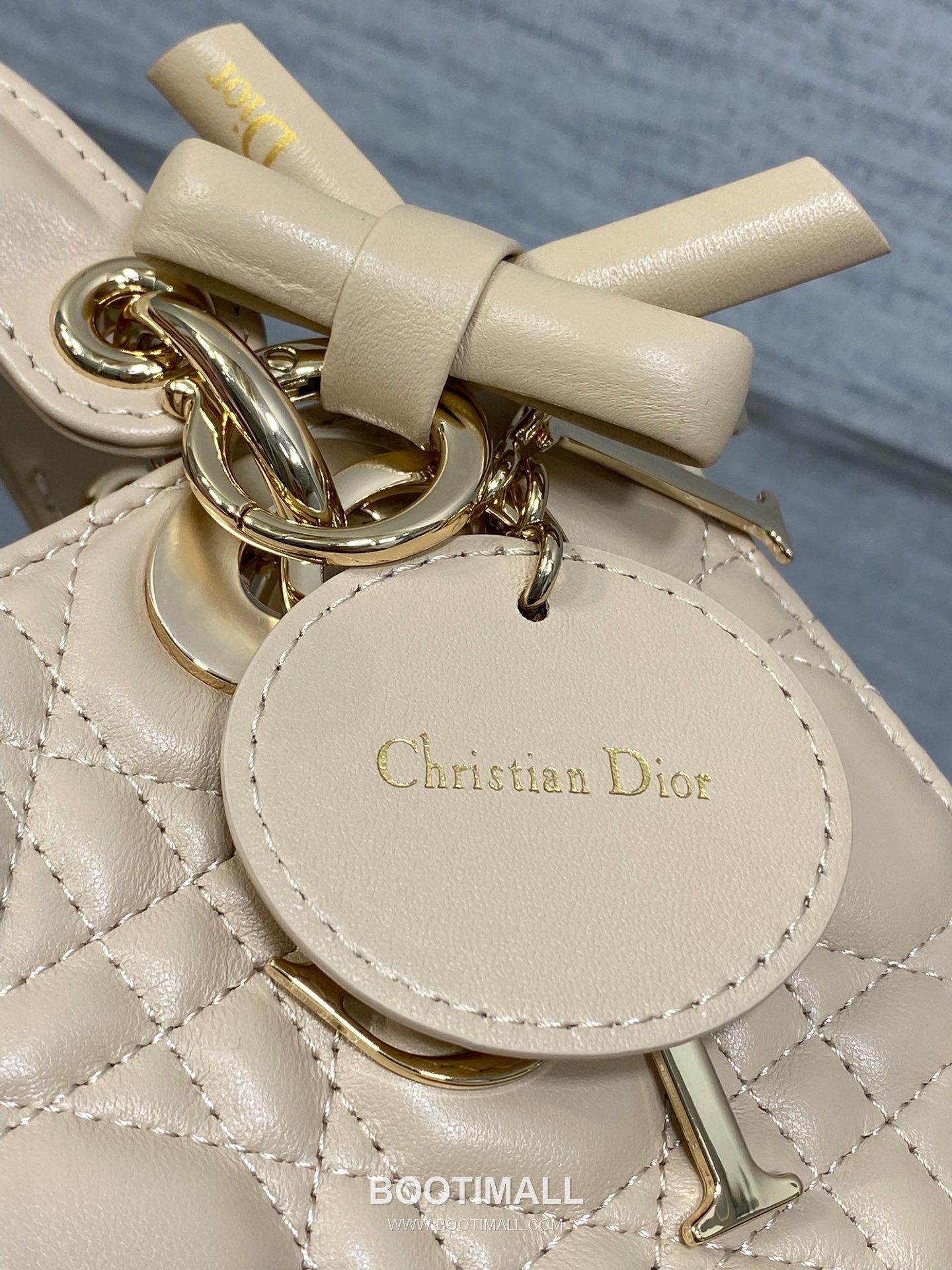 Dior Lady Dior Lambskin Quilted Top Handle Bag with Bow Charm Letter Strap 디올 레이디디올 램스킨 퀼팅 보우 참 레터 스트랩 탑핸들백 블랙 20cm 5