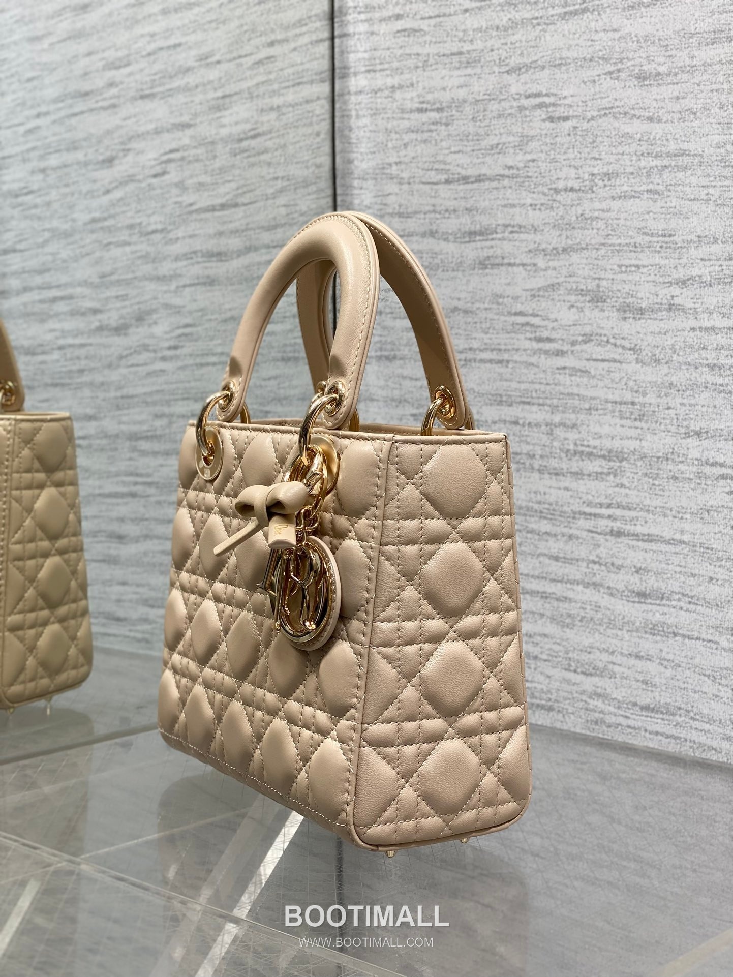 Dior Lady Dior Lambskin Quilted Top Handle Bag with Bow Charm Letter Strap 디올 레이디디올 램스킨 퀼팅 보우 참 레터 스트랩 탑핸들백 블랙 20cm 7