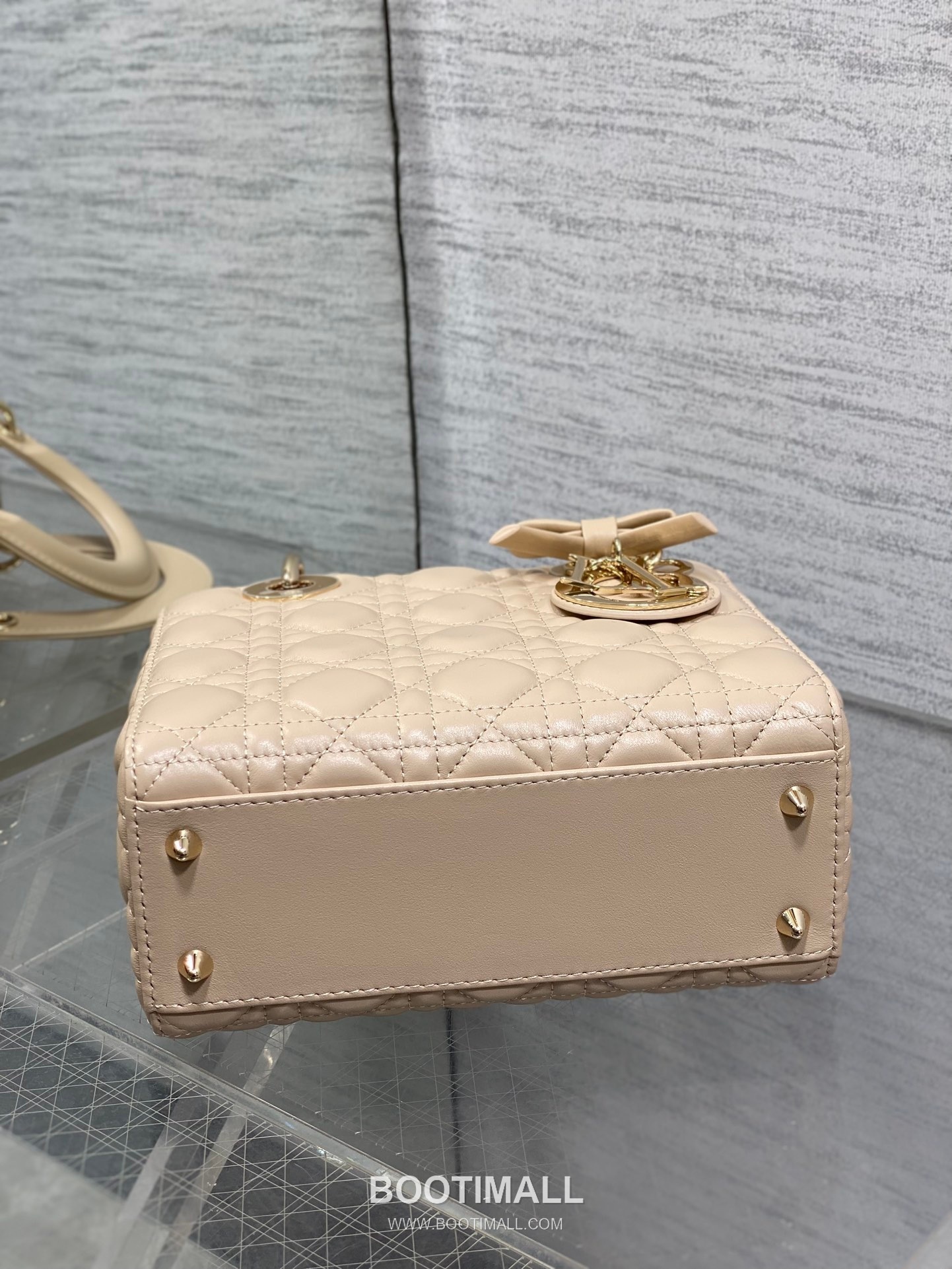 Dior Lady Dior Lambskin Quilted Top Handle Bag with Bow Charm Letter Strap 디올 레이디디올 램스킨 퀼팅 보우 참 레터 스트랩 탑핸들백 블랙 20cm 8
