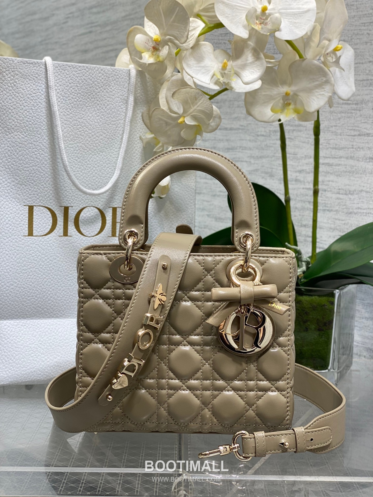 Dior Lady Dior Lambskin Quilted Top Handle Bag with Bow Charm Letter Strap 디올 레이디디올 램스킨 퀼팅 보우 참 레터 스트랩 탑핸들백 블랙 20cm 1