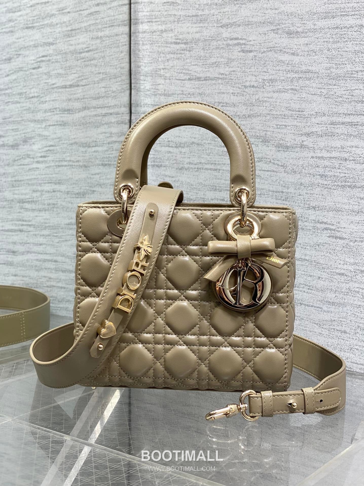Dior Lady Dior Lambskin Quilted Top Handle Bag with Bow Charm Letter Strap 디올 레이디디올 램스킨 퀼팅 보우 참 레터 스트랩 탑핸들백 블랙 20cm 2