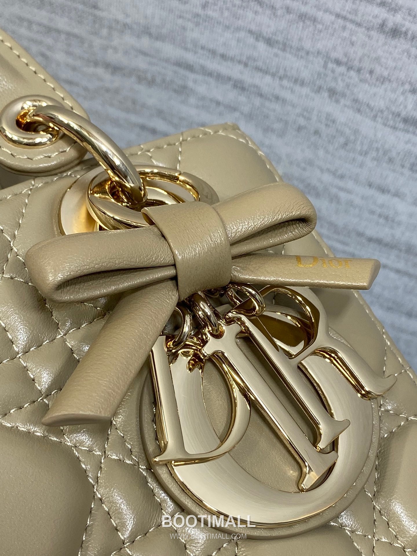 Dior Lady Dior Lambskin Quilted Top Handle Bag with Bow Charm Letter Strap 디올 레이디디올 램스킨 퀼팅 보우 참 레터 스트랩 탑핸들백 블랙 20cm 4