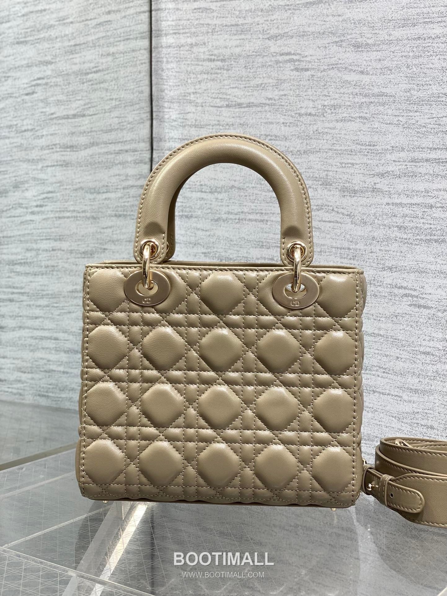 Dior Lady Dior Lambskin Quilted Top Handle Bag with Bow Charm Letter Strap 디올 레이디디올 램스킨 퀼팅 보우 참 레터 스트랩 탑핸들백 블랙 20cm 6