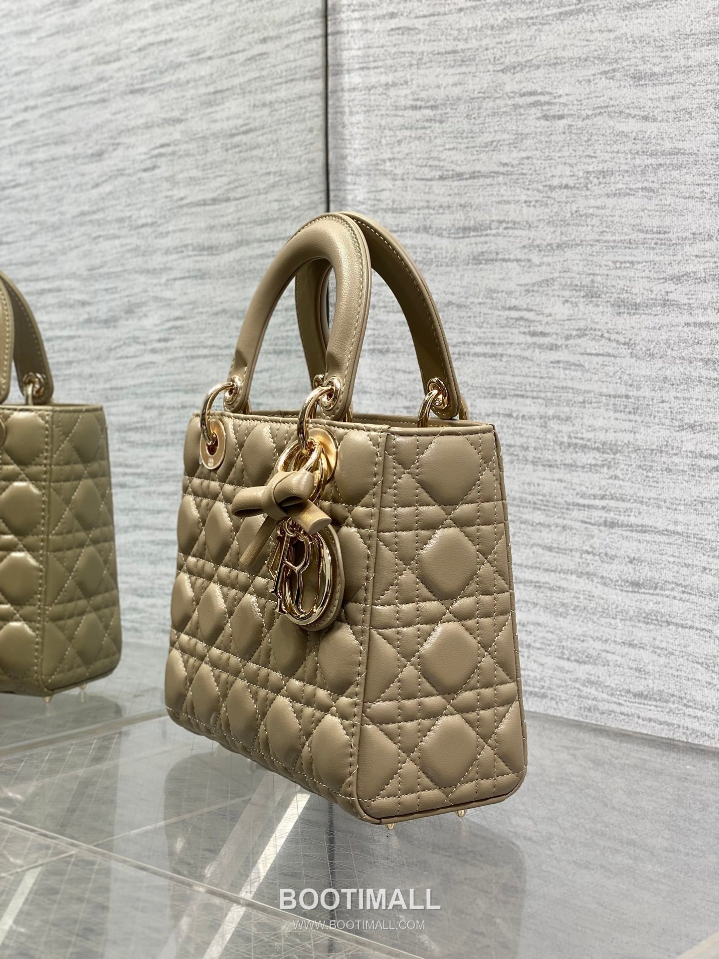 Dior Lady Dior Lambskin Quilted Top Handle Bag with Bow Charm Letter Strap 디올 레이디디올 램스킨 퀼팅 보우 참 레터 스트랩 탑핸들백 블랙 20cm 7