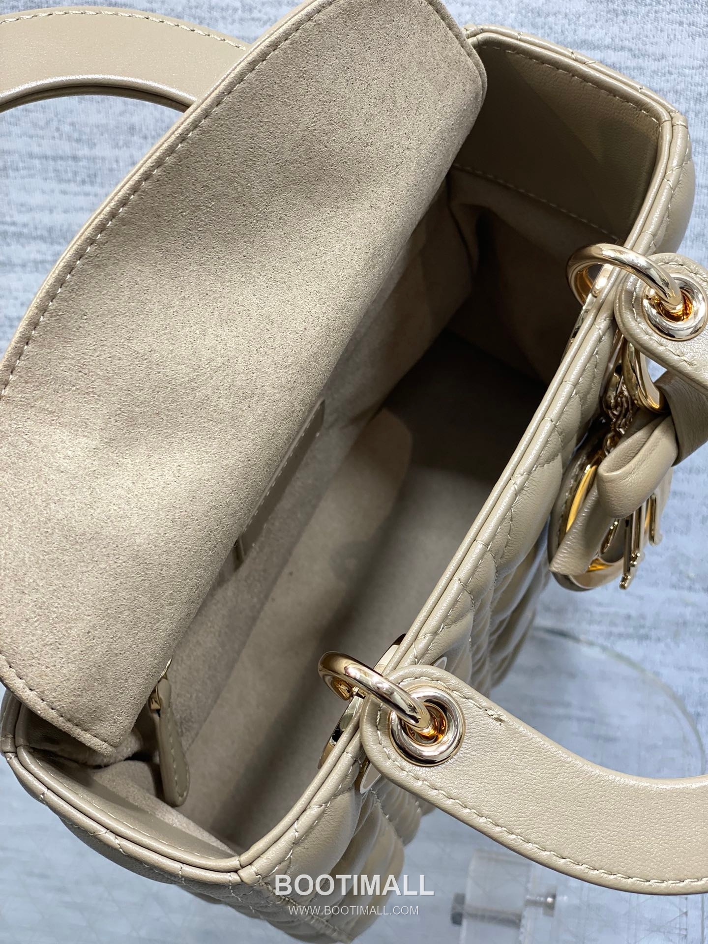 Dior Lady Dior Lambskin Quilted Top Handle Bag with Bow Charm Letter Strap 디올 레이디디올 램스킨 퀼팅 보우 참 레터 스트랩 탑핸들백 블랙 20cm 9