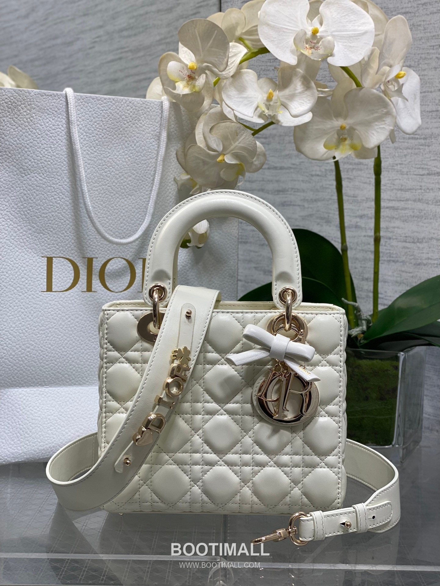 Dior Lady Dior Lambskin Quilted Top Handle Bag with Bow Charm Letter Strap 디올 레이디디올 램스킨 퀼팅 보우 참 레터 스트랩 탑핸들백 블랙 20cm 1