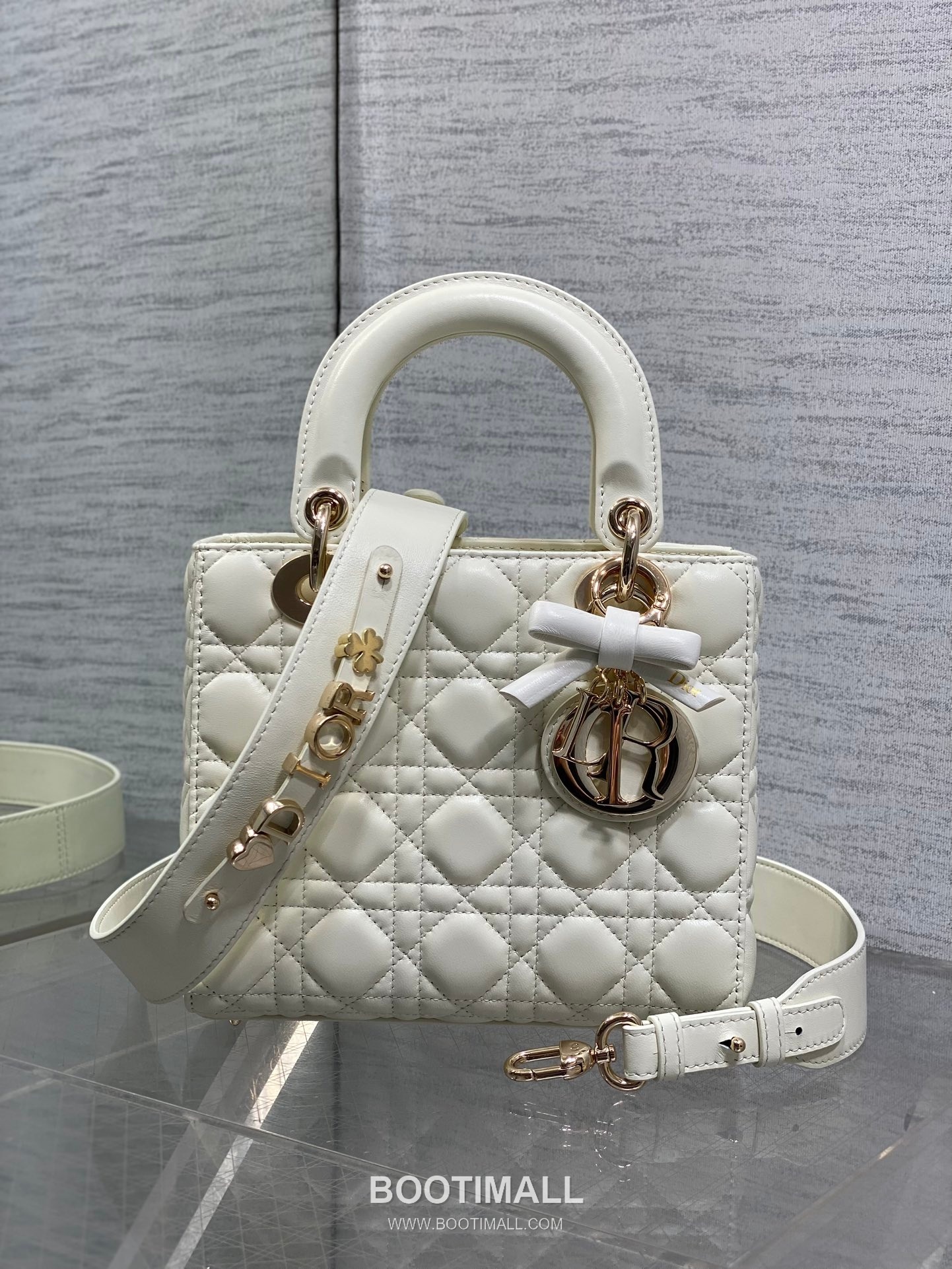 Dior Lady Dior Lambskin Quilted Top Handle Bag with Bow Charm Letter Strap 디올 레이디디올 램스킨 퀼팅 보우 참 레터 스트랩 탑핸들백 블랙 20cm 2