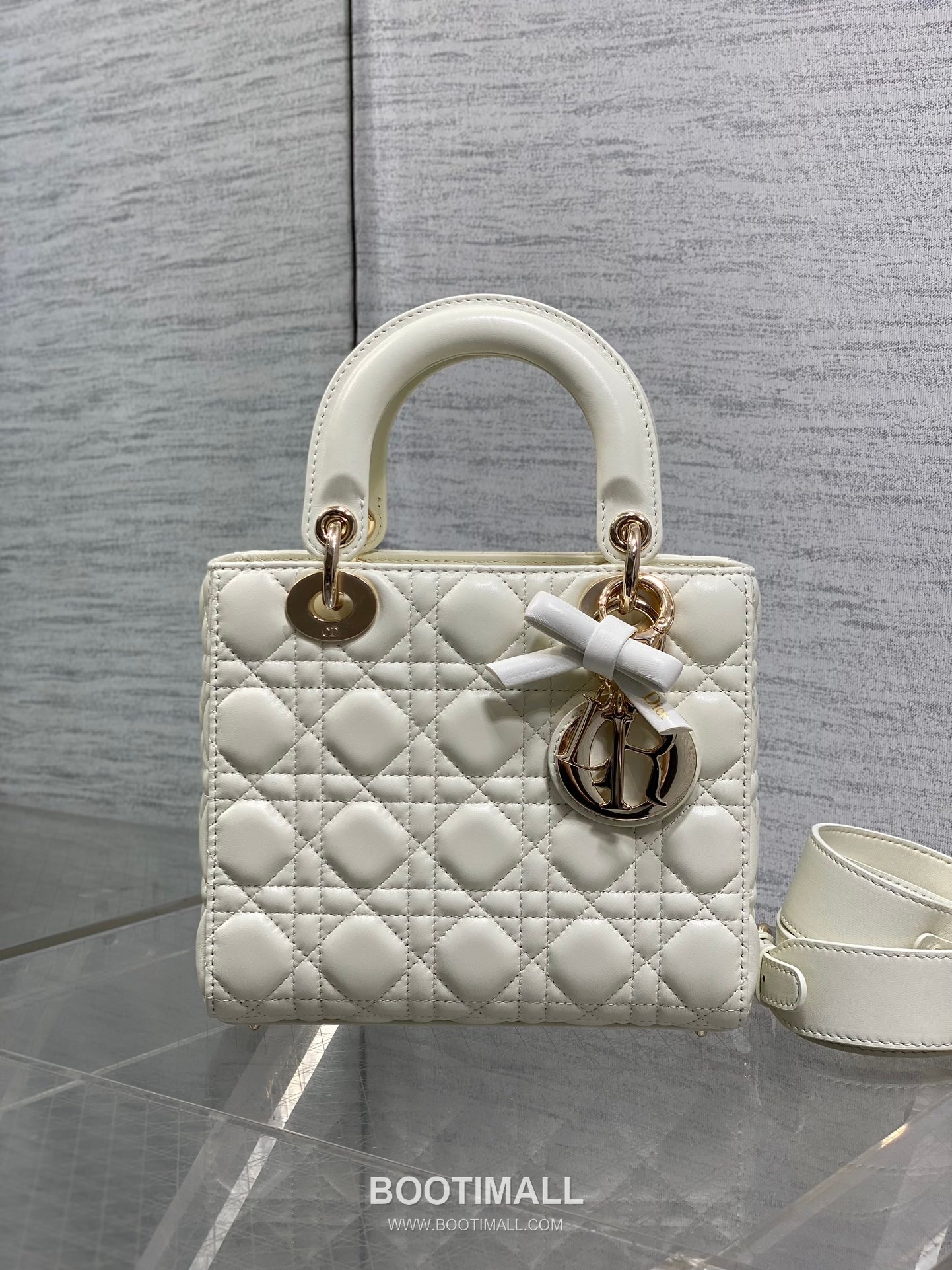Dior Lady Dior Lambskin Quilted Top Handle Bag with Bow Charm Letter Strap 디올 레이디디올 램스킨 퀼팅 보우 참 레터 스트랩 탑핸들백 블랙 20cm 3