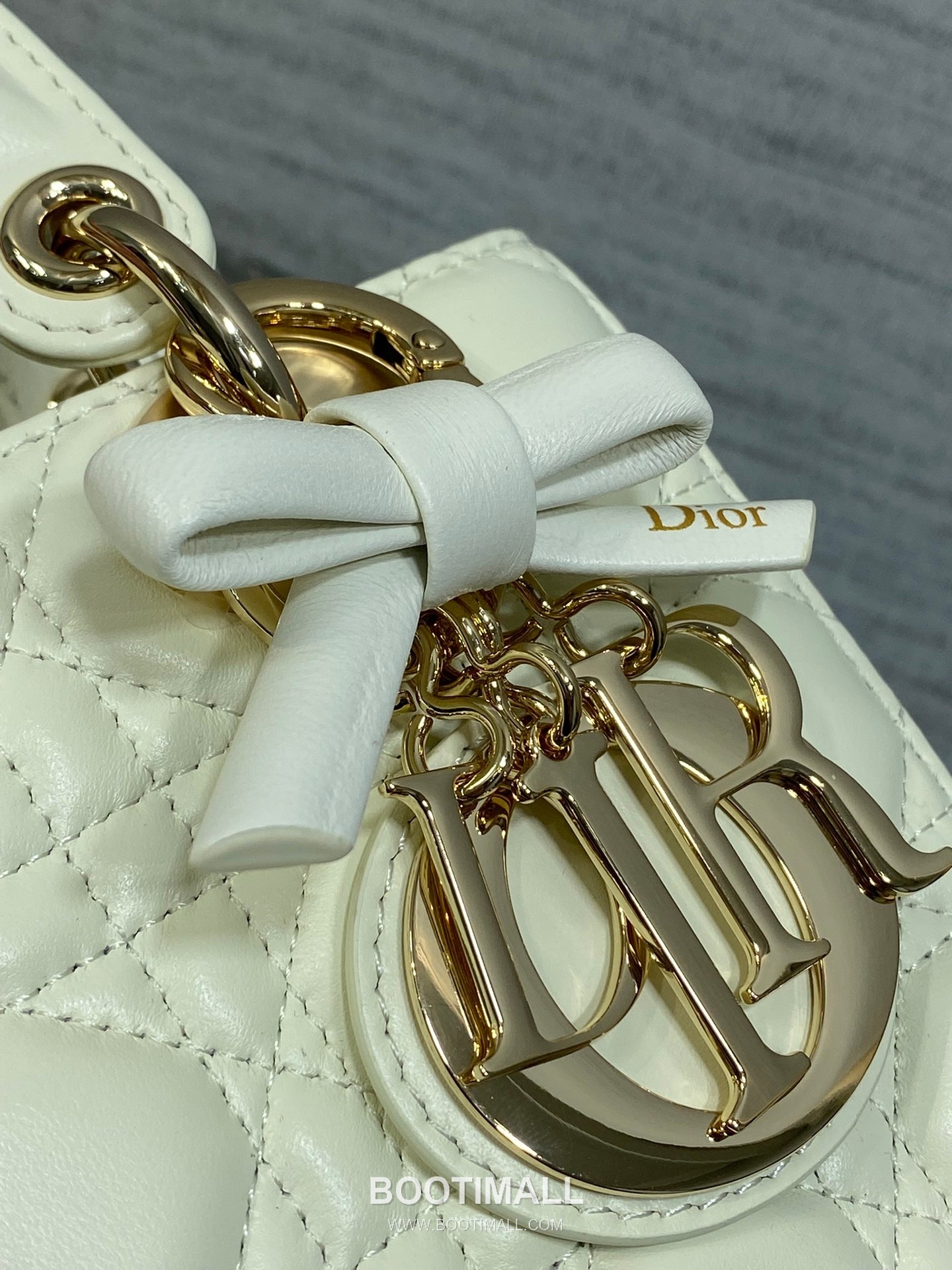 Dior Lady Dior Lambskin Quilted Top Handle Bag with Bow Charm Letter Strap 디올 레이디디올 램스킨 퀼팅 보우 참 레터 스트랩 탑핸들백 블랙 20cm 4