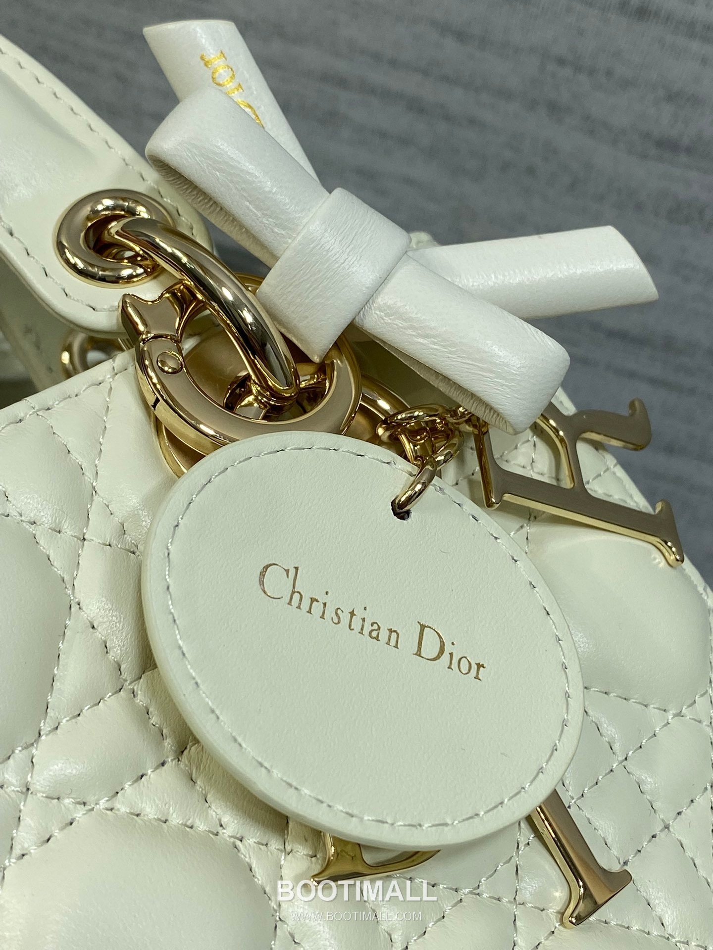Dior Lady Dior Lambskin Quilted Top Handle Bag with Bow Charm Letter Strap 디올 레이디디올 램스킨 퀼팅 보우 참 레터 스트랩 탑핸들백 블랙 20cm 5