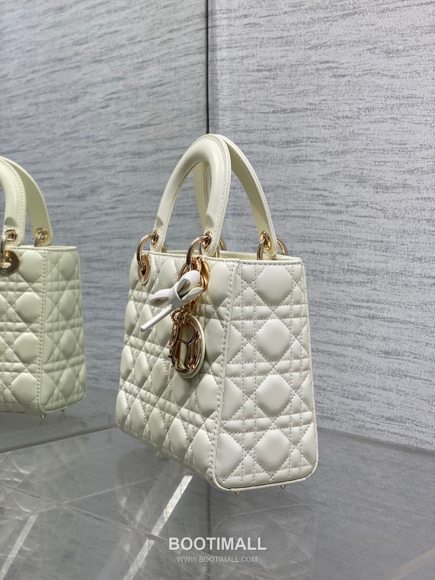 Dior Lady Dior Lambskin Quilted Top Handle Bag with Bow Charm Letter Strap 디올 레이디디올 램스킨 퀼팅 보우 참 레터 스트랩 탑핸들백 블랙 20cm 7