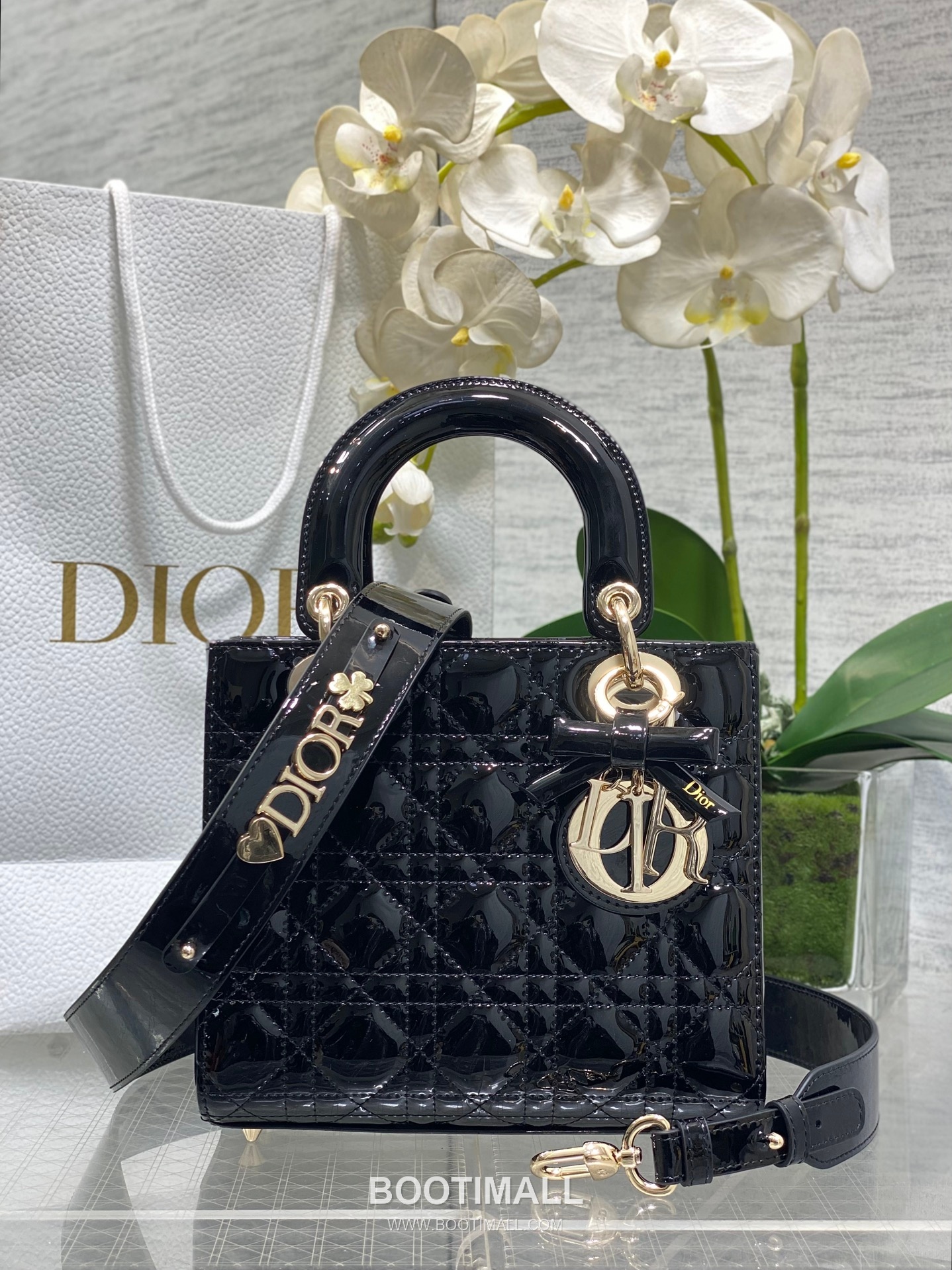 Dior Lady Dior Patent Calfskin Quilted Top Handle Bag with Bow Charm Letter Strap 디올 레이디디올 페이턴트 카프스킨 퀼팅 보우 참 레터 스트랩 탑핸들백 블랙 20cm 1