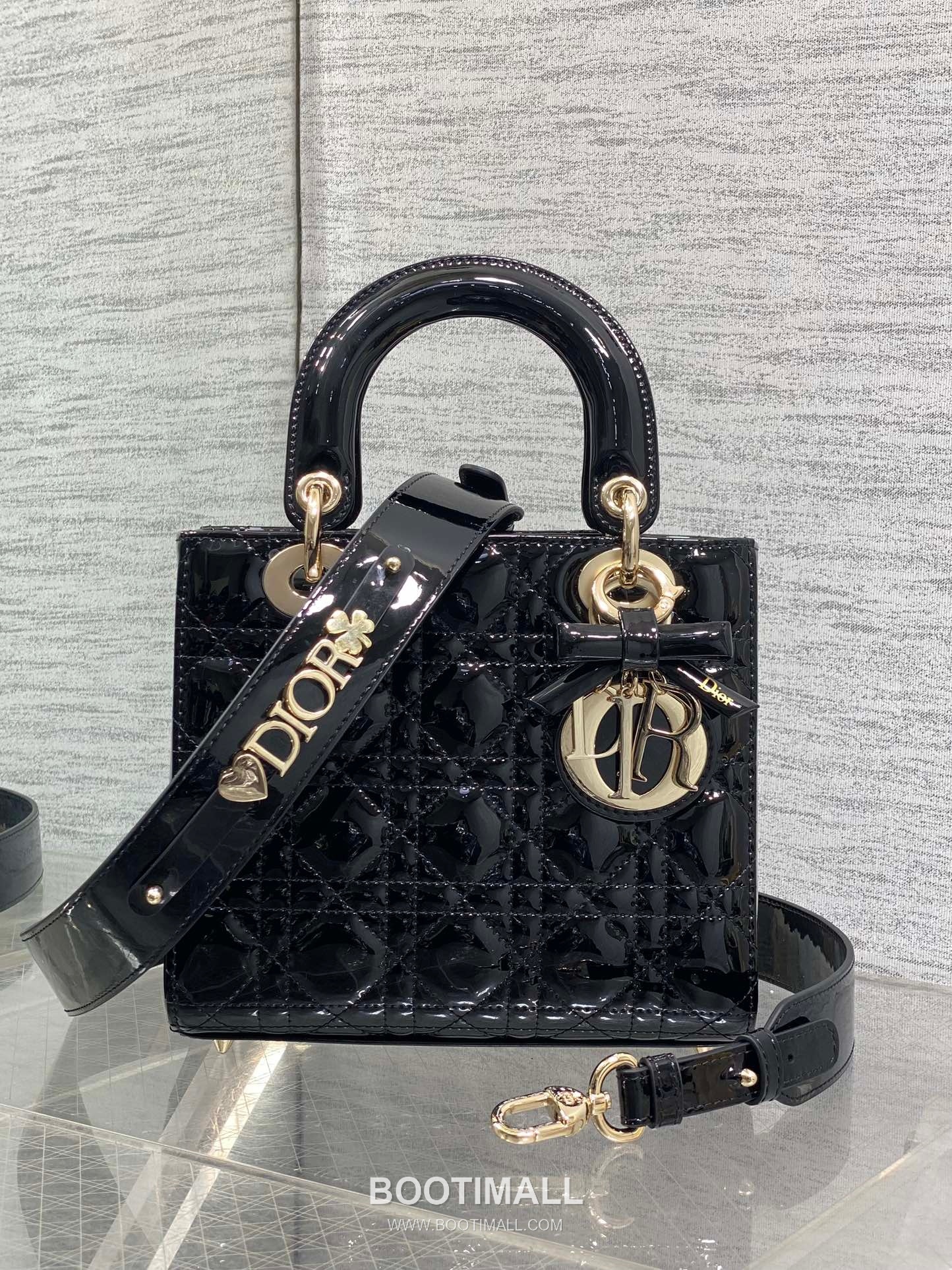 Dior Lady Dior Patent Calfskin Quilted Top Handle Bag with Bow Charm Letter Strap 디올 레이디디올 페이턴트 카프스킨 퀼팅 보우 참 레터 스트랩 탑핸들백 블랙 20cm 2