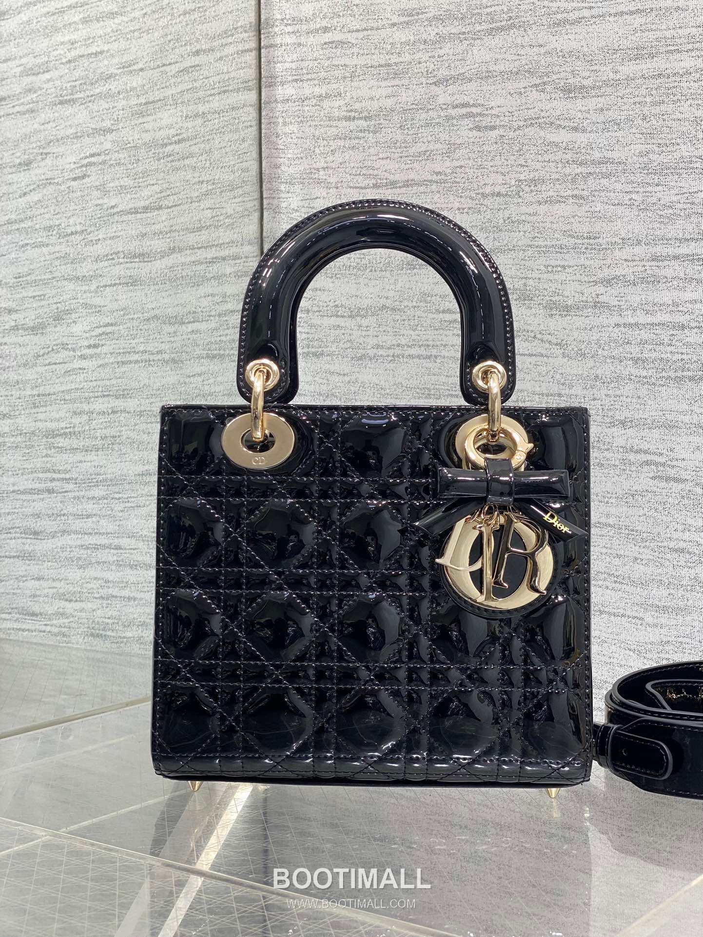 Dior Lady Dior Patent Calfskin Quilted Top Handle Bag with Bow Charm Letter Strap 디올 레이디디올 페이턴트 카프스킨 퀼팅 보우 참 레터 스트랩 탑핸들백 블랙 20cm 3