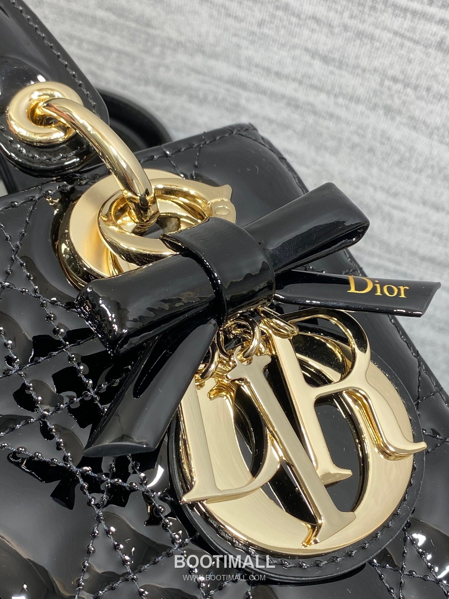 Dior Lady Dior Patent Calfskin Quilted Top Handle Bag with Bow Charm Letter Strap 디올 레이디디올 페이턴트 카프스킨 퀼팅 보우 참 레터 스트랩 탑핸들백 블랙 20cm 4